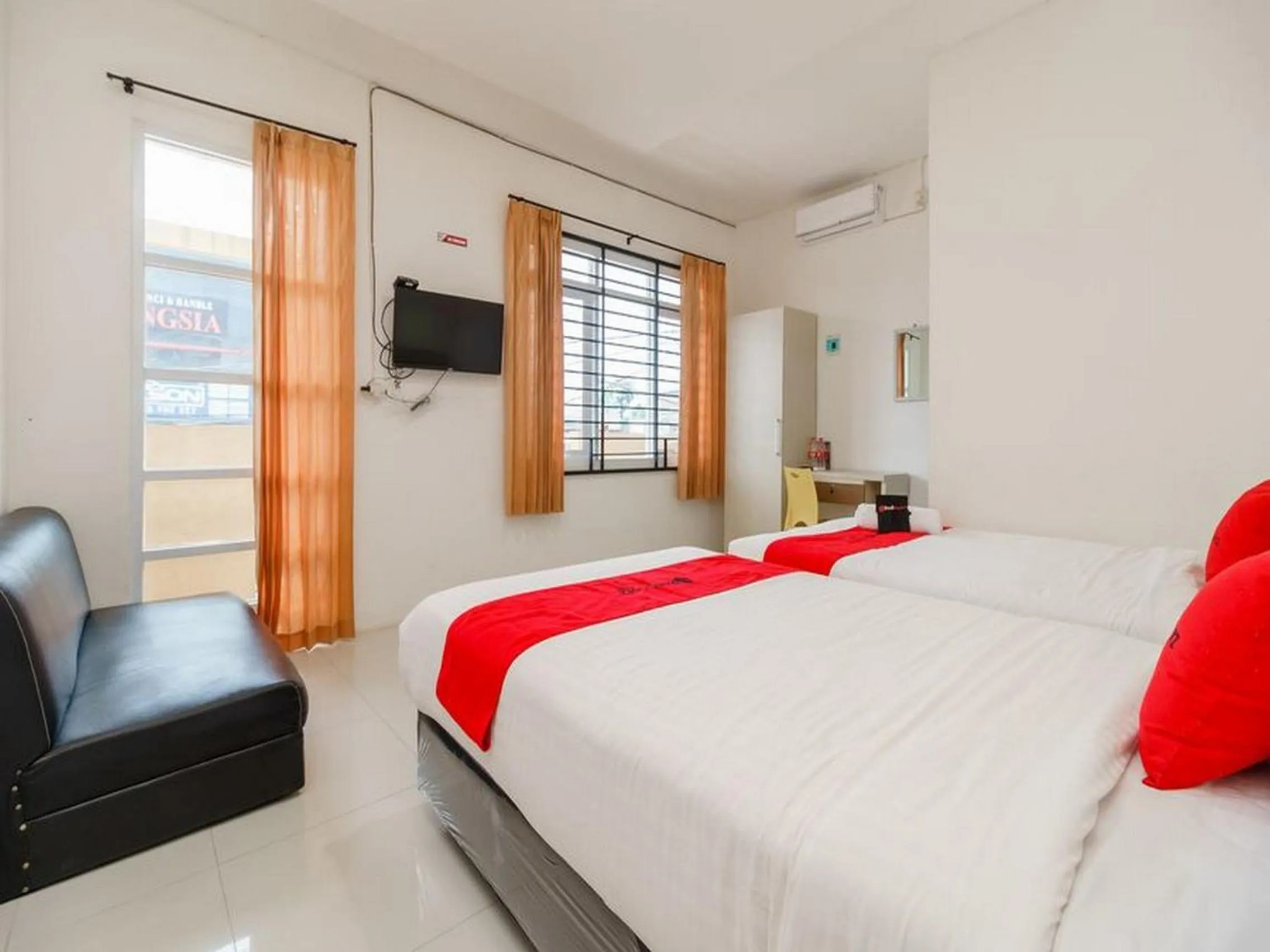 Bedroom, Bed in RedDoorz at Tara Homestay Palembang