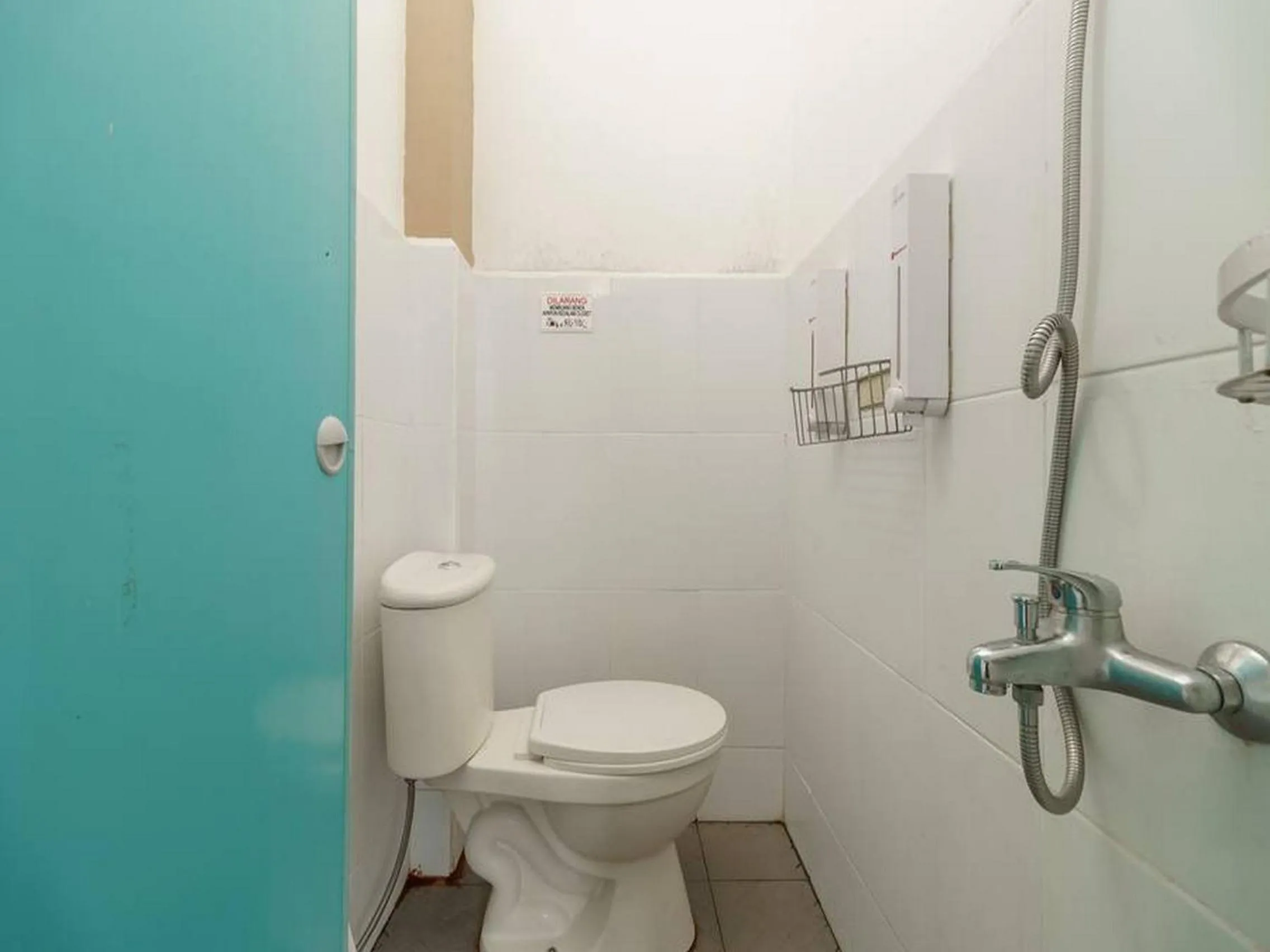 Shower in RedDoorz at Tara Homestay Palembang