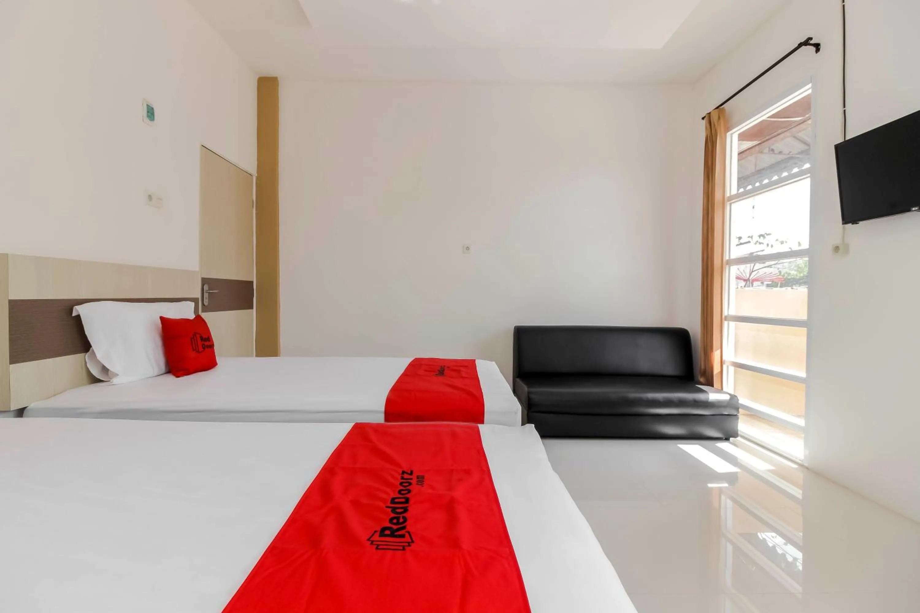 Bedroom, Bed in RedDoorz at Tara Homestay Palembang