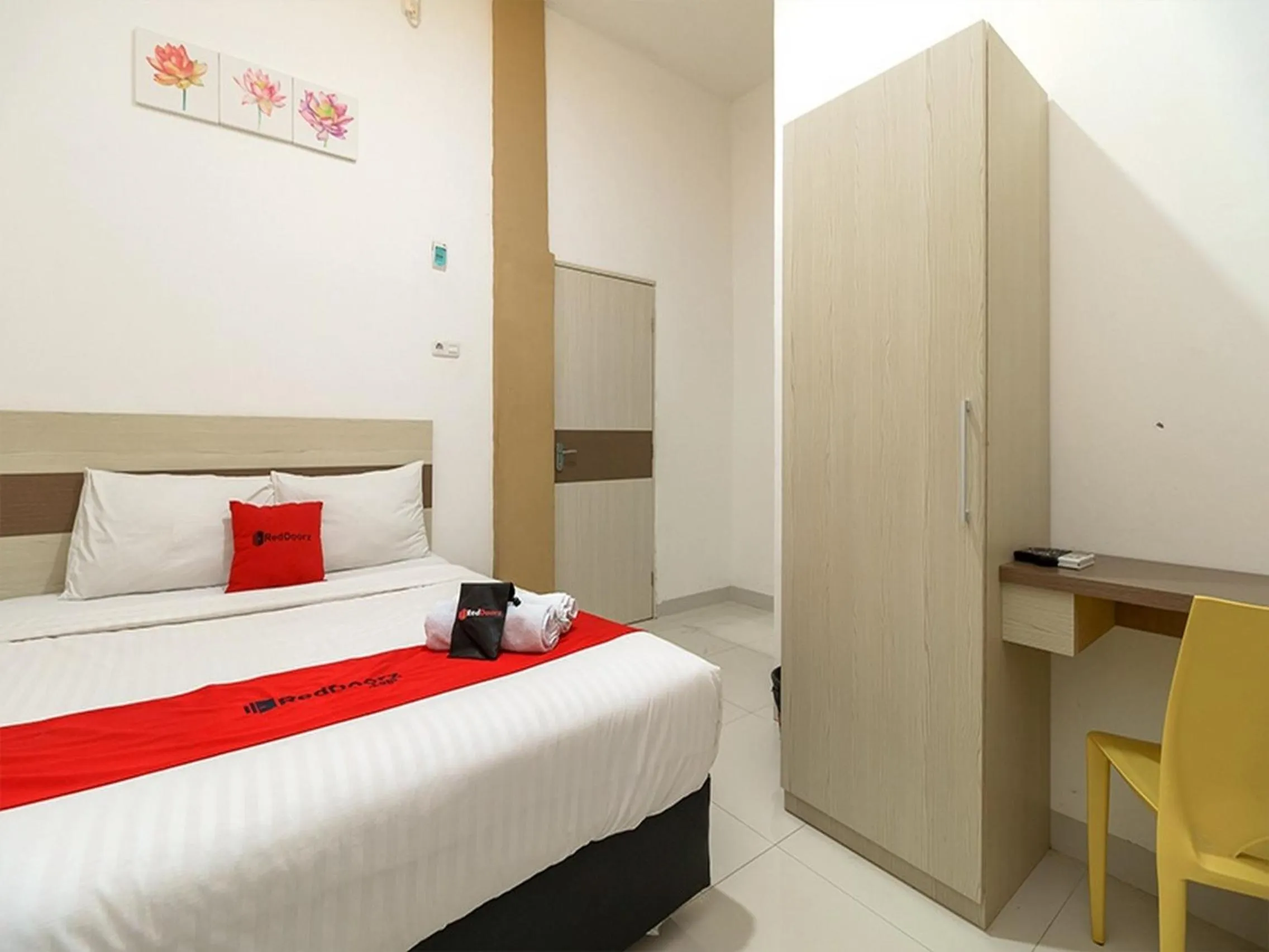 Bedroom, Bed in RedDoorz at Tara Homestay Palembang