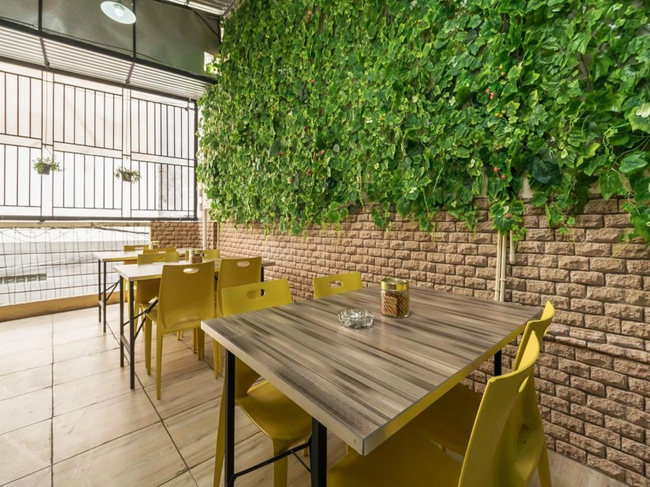 Restaurant/places to eat in RedDoorz at Tara Homestay Palembang