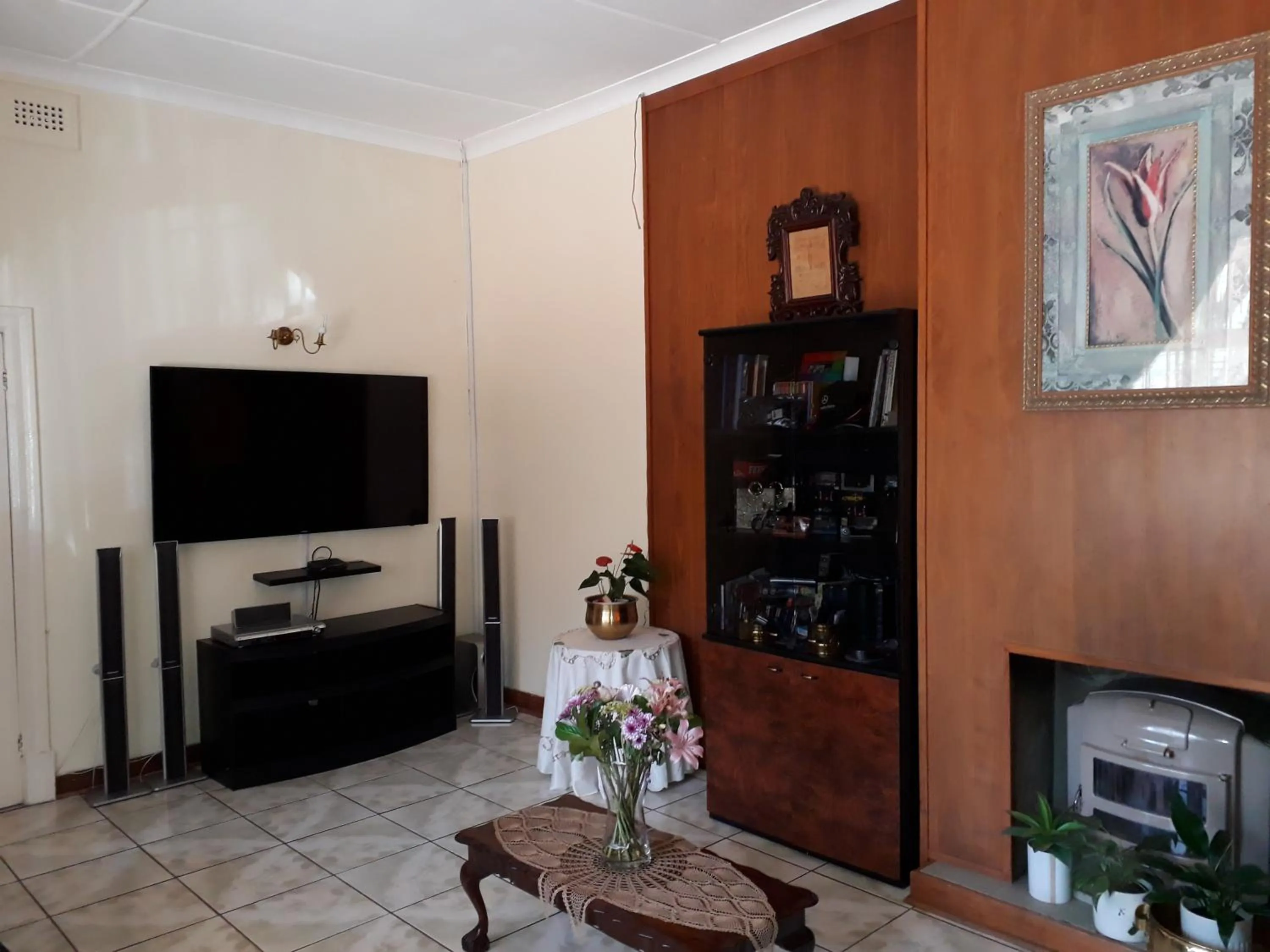 TV and multimedia in Upper Houghton Guesthouse