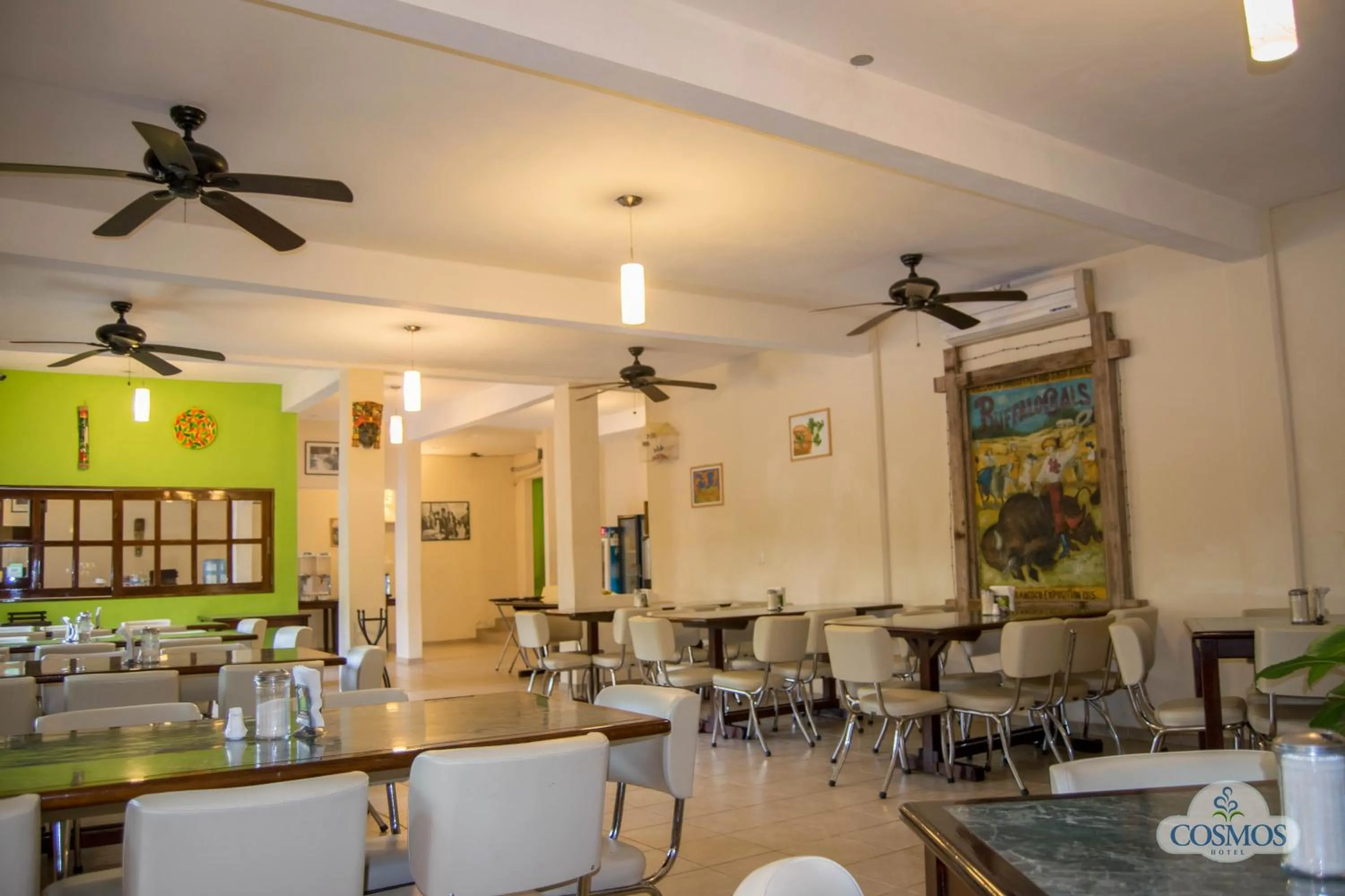 Restaurant/places to eat in Hotel Cosmos