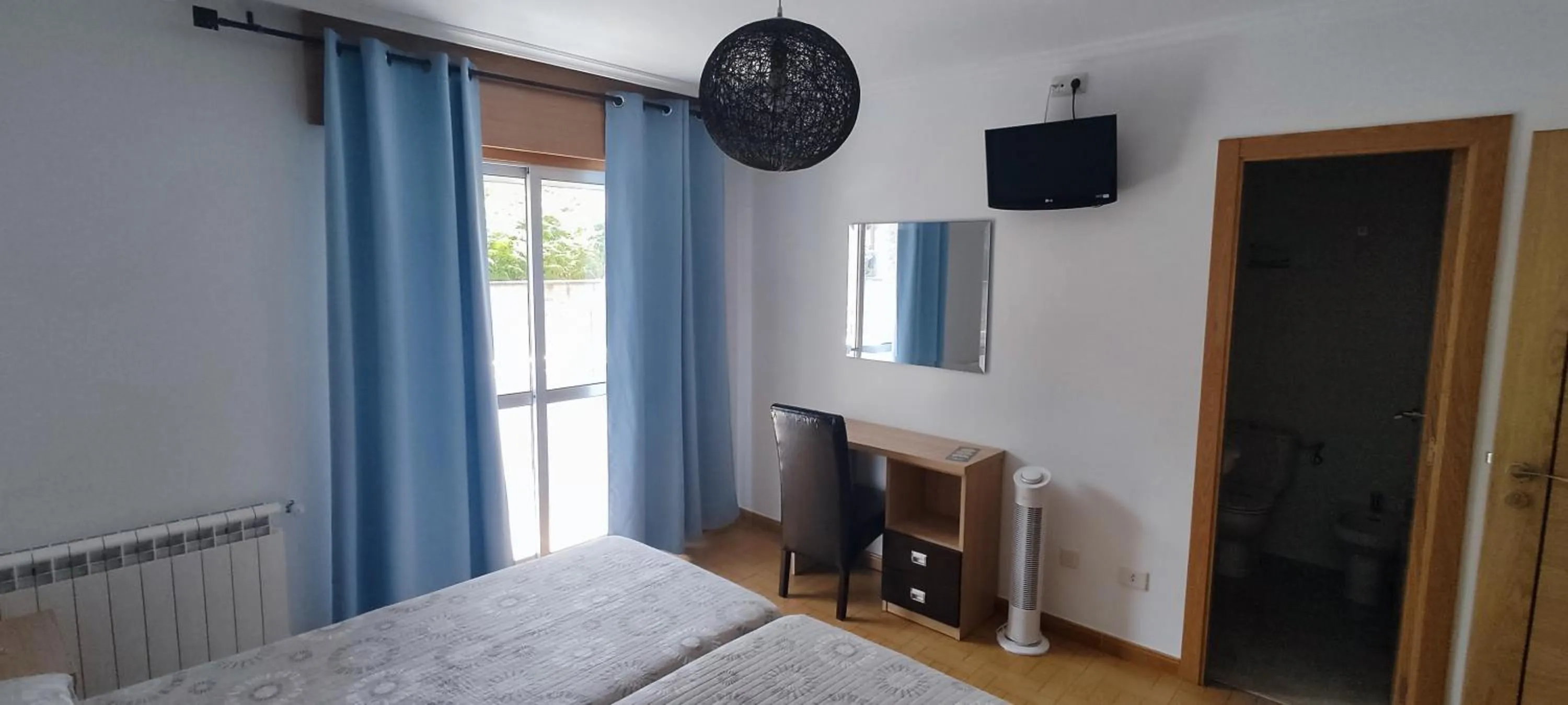 Photo of the whole room in Hotel Estrella del Mar