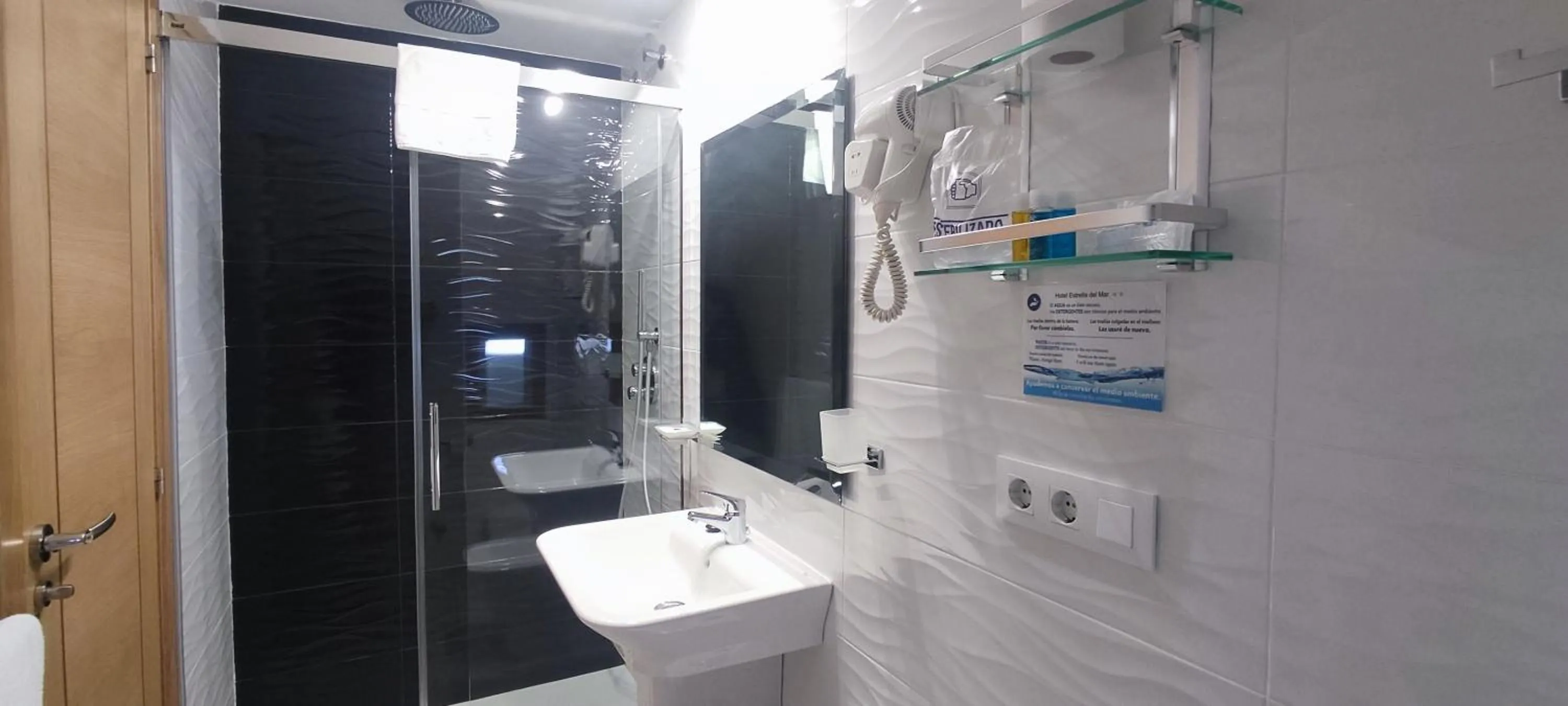 Bathroom in Hotel Estrella del Mar