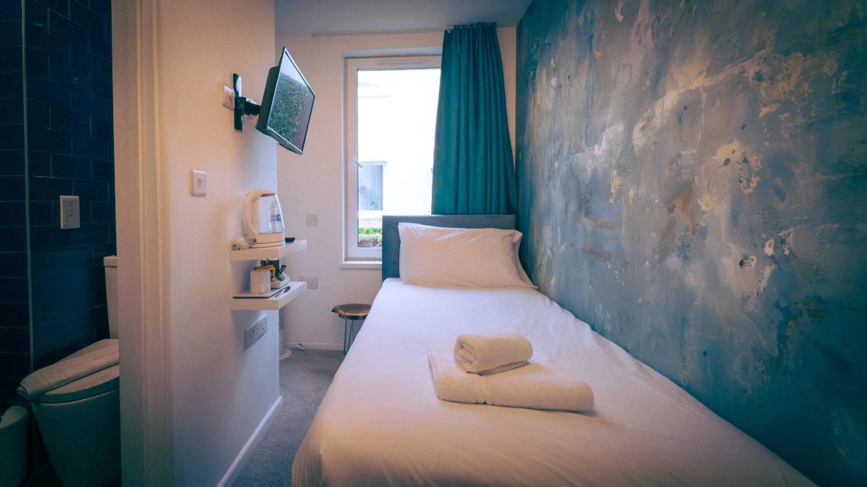 Bedroom, Bed in OYO Newquay Beach Hotel