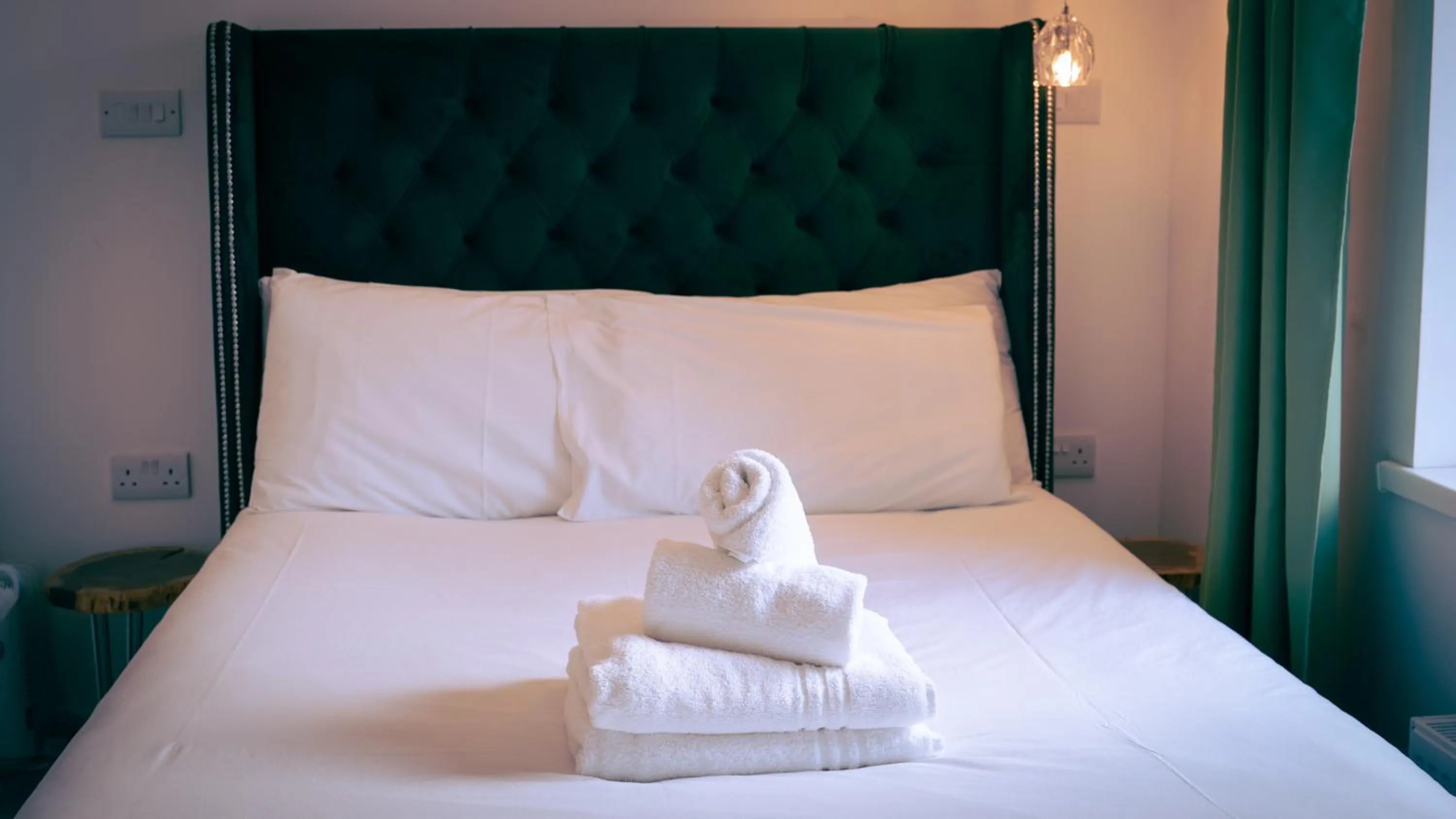 Bedroom, Bed in OYO Newquay Beach Hotel