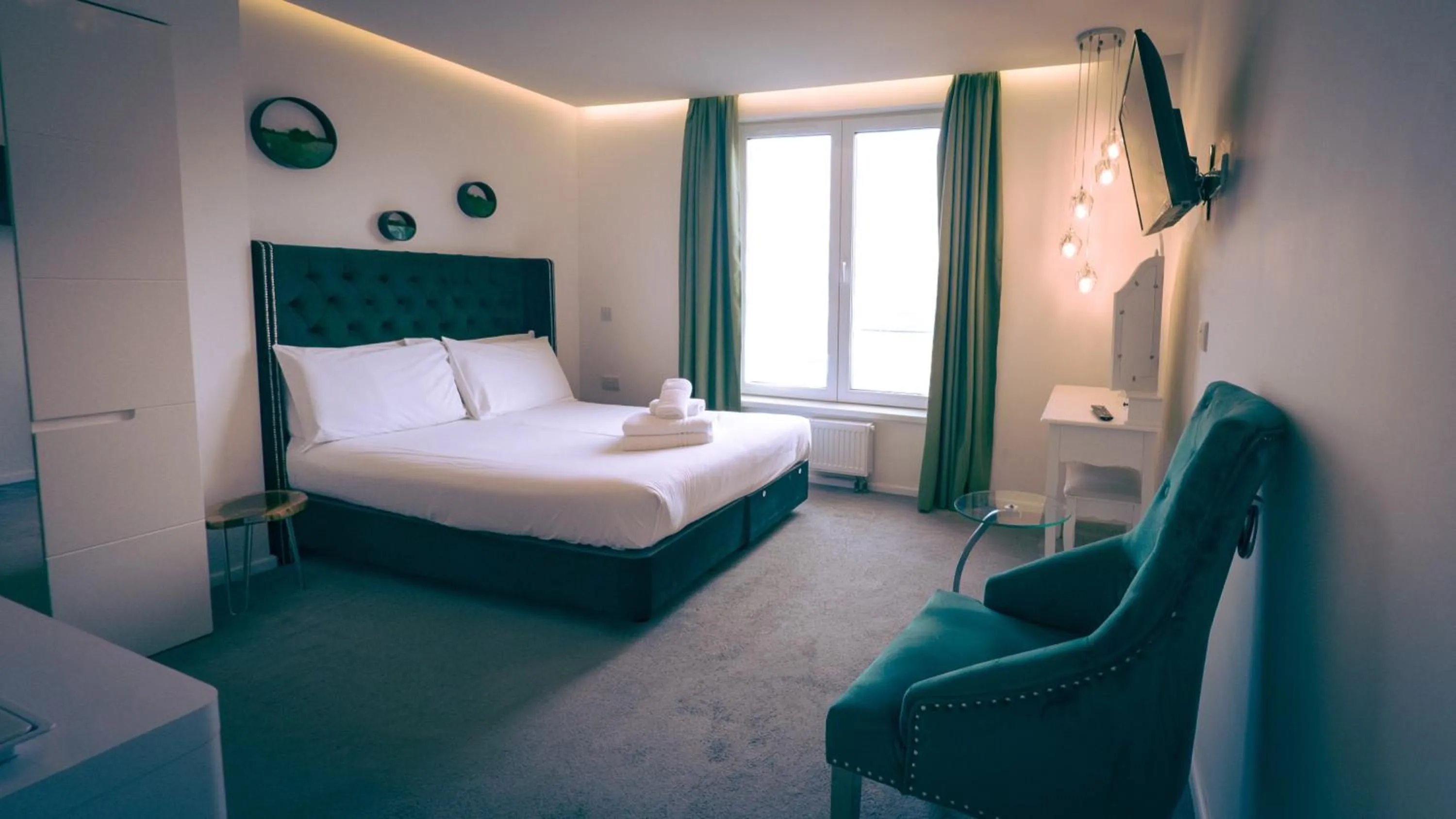 Bedroom, Bed in OYO Newquay Beach Hotel