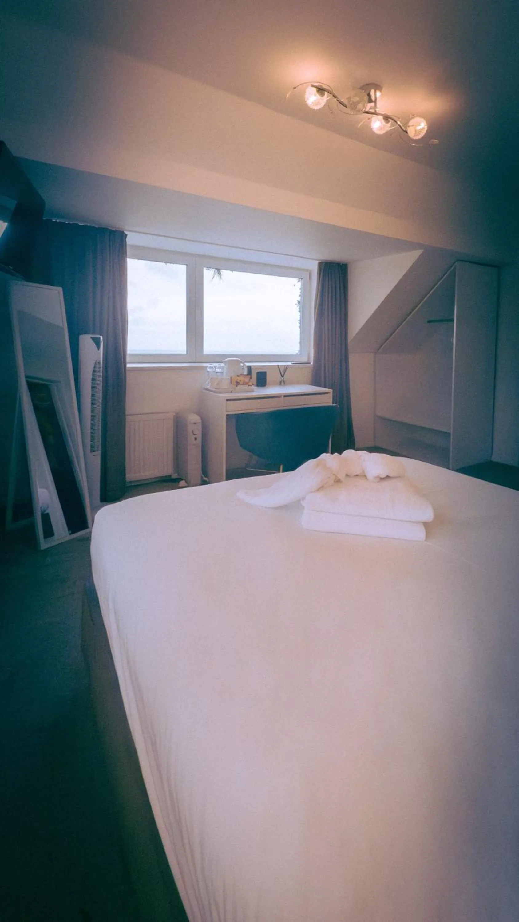 Bedroom, Bed in OYO Newquay Beach Hotel