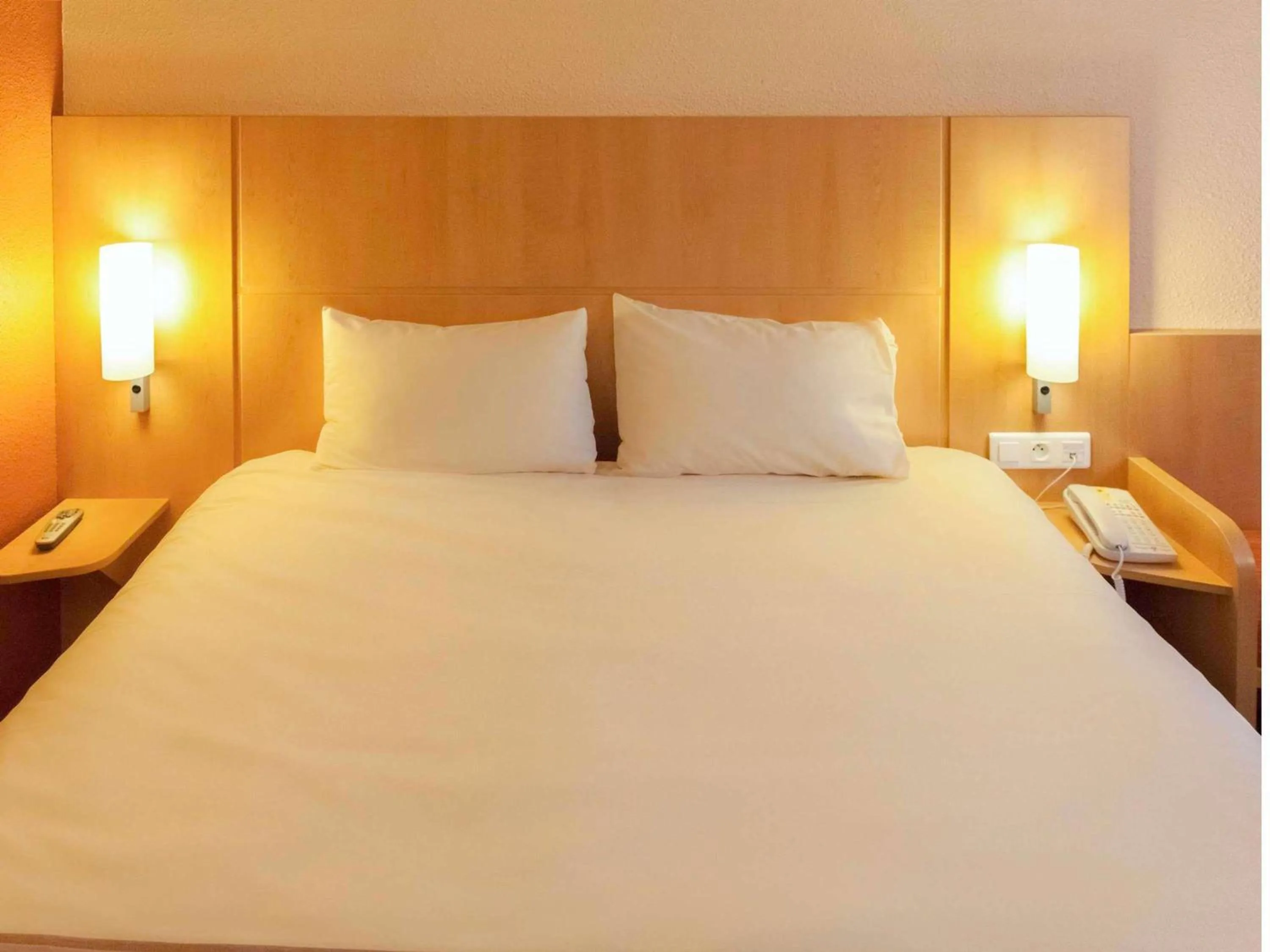 Bedroom, Bed in ibis Alençon