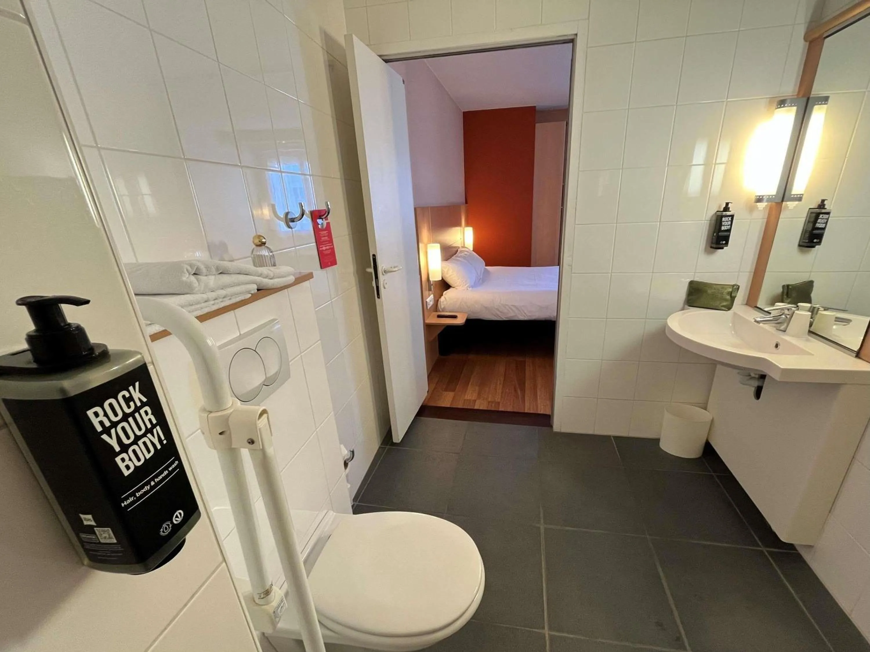 Bedroom, Bed in ibis Alençon