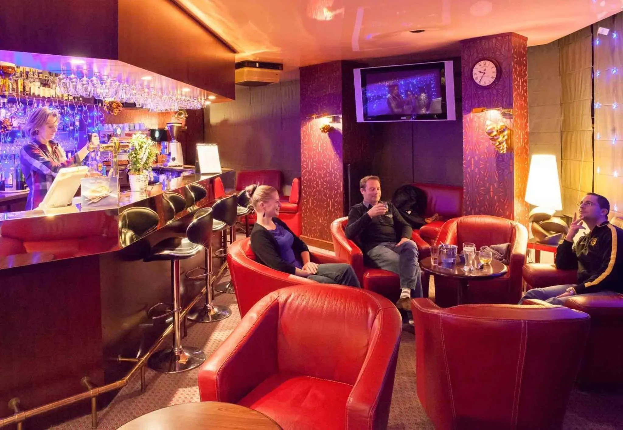 Lounge or bar in ibis Alençon