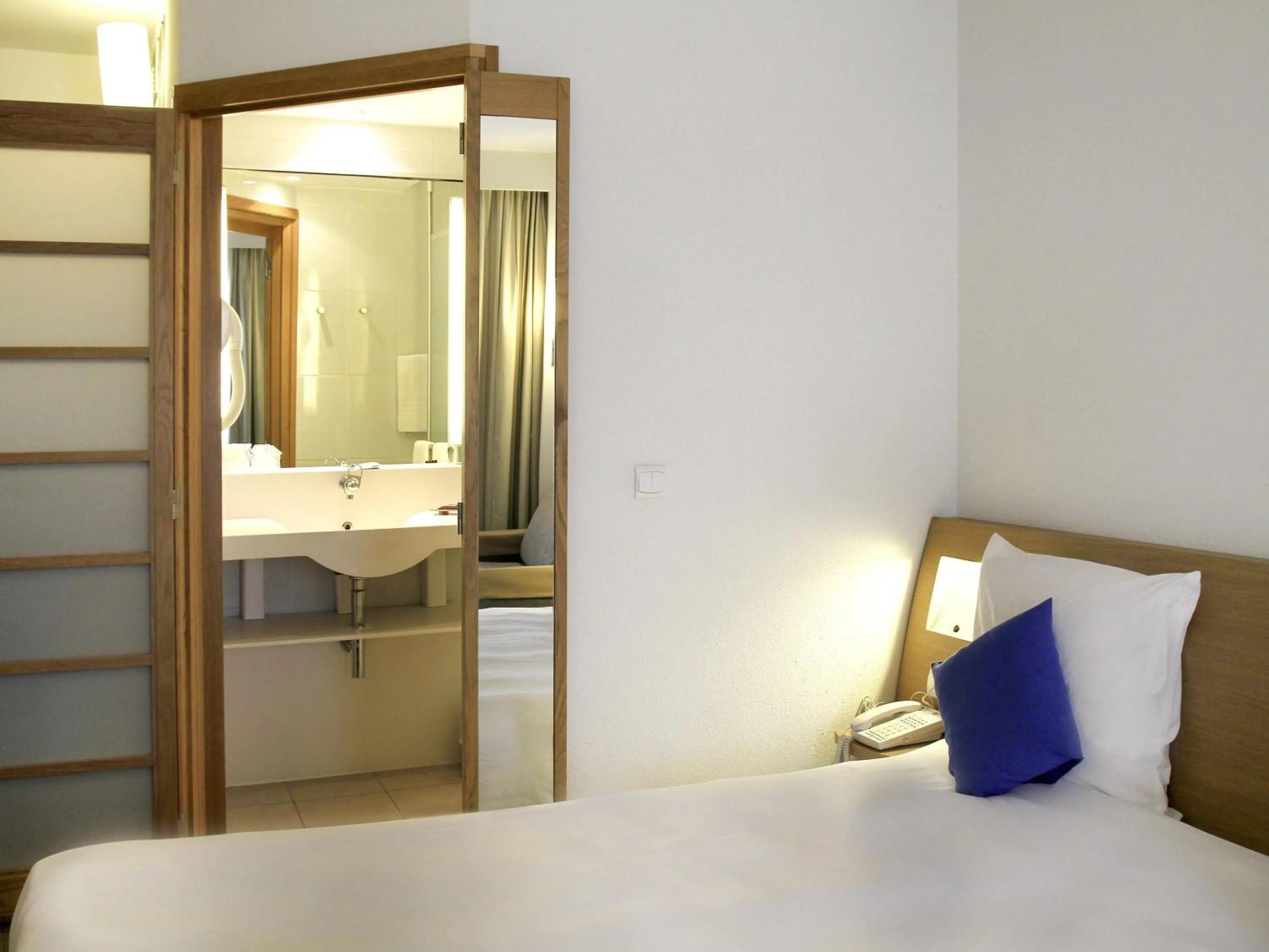 Bedroom, Bed in Novotel Constantine