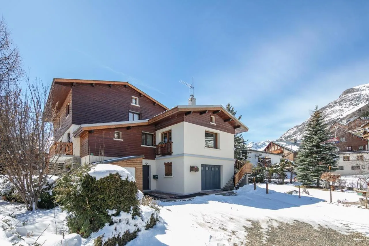 Property building in Le Chalet