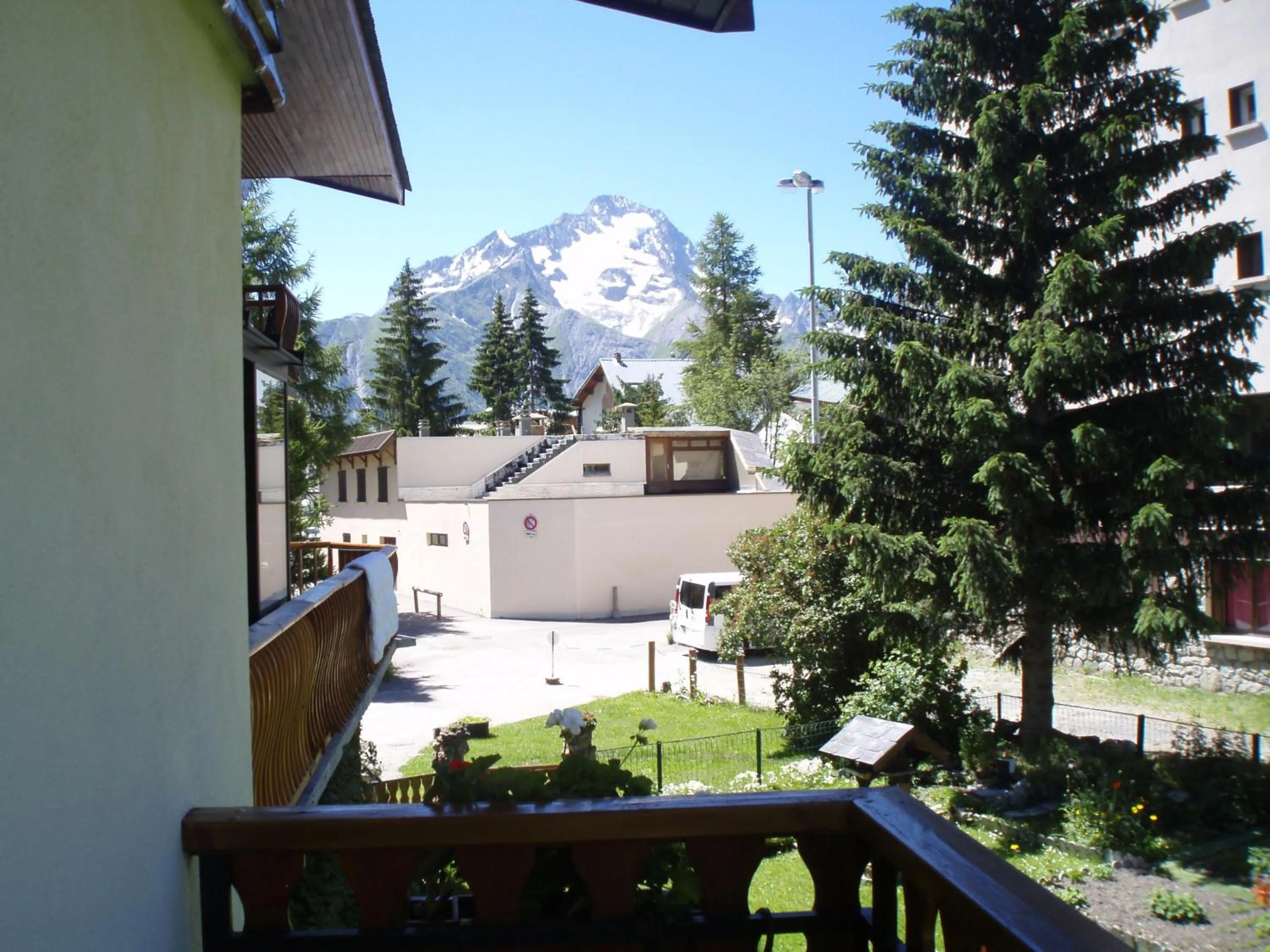 Property building in Le Chalet