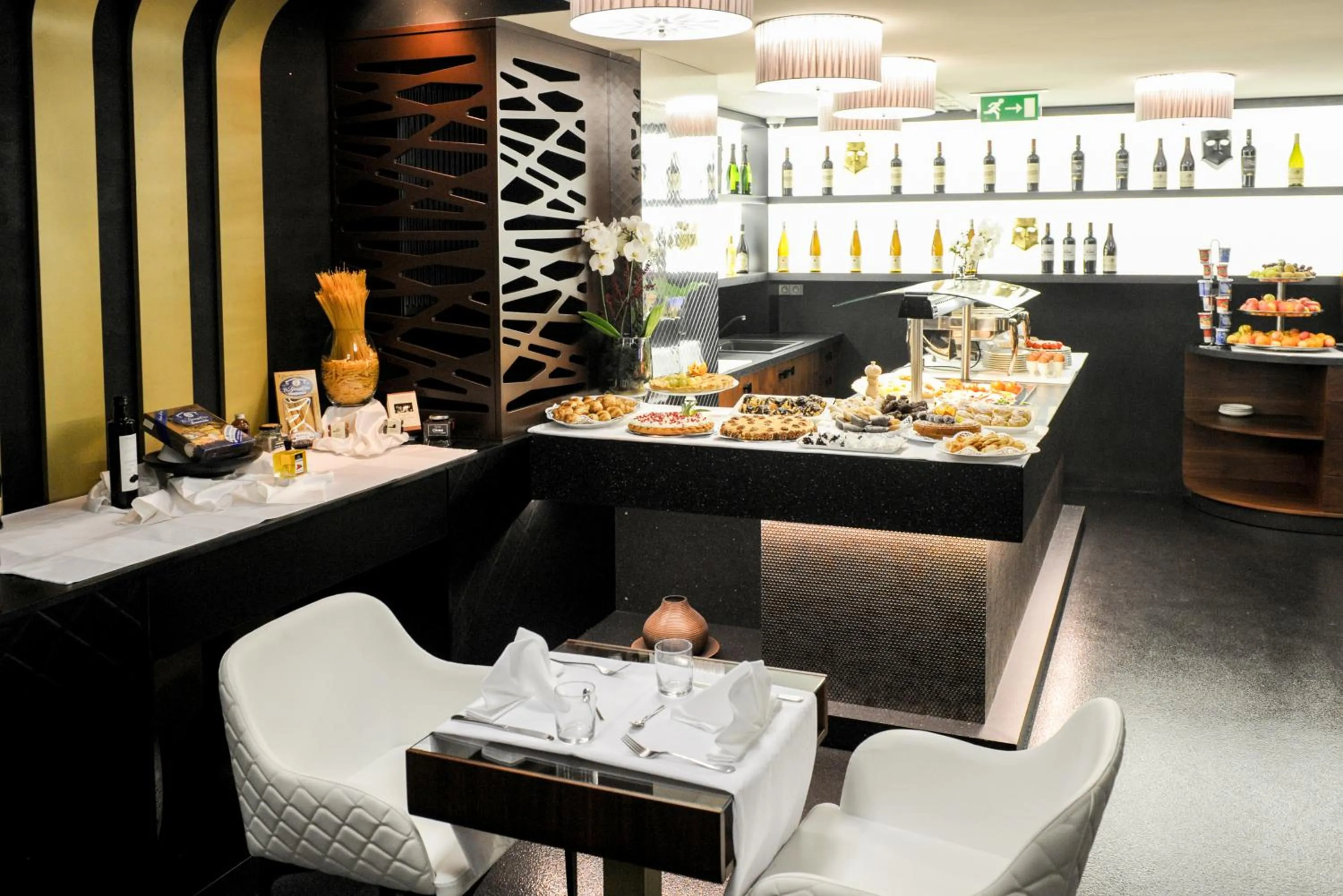 Restaurant/places to eat in Myo Hotel Mysterius