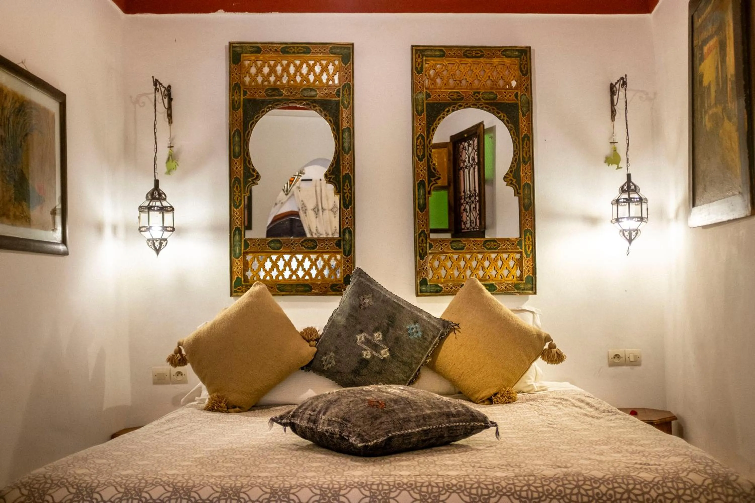 Bed in Riad Le Coq Berbère