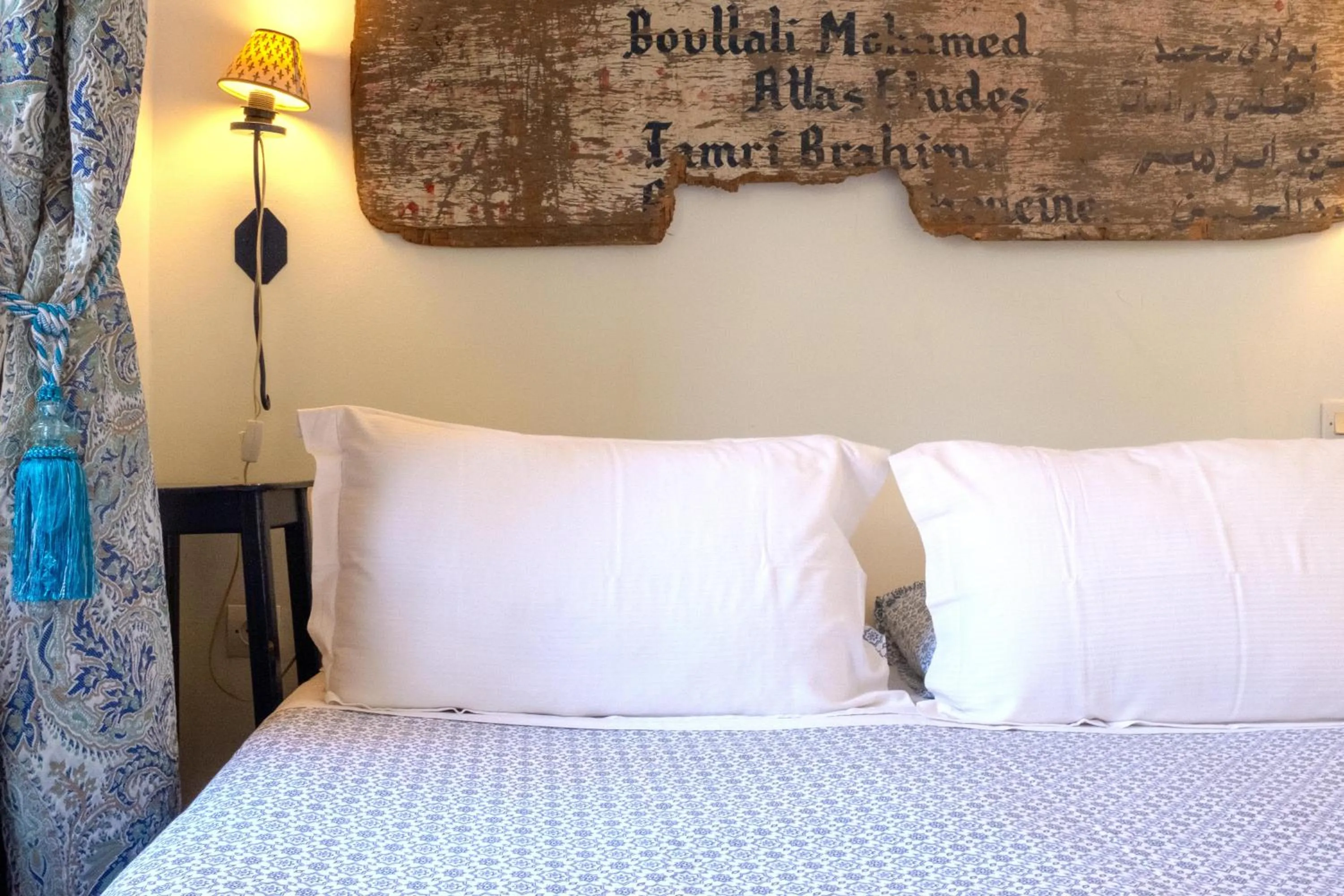 Bed in Riad Le Coq Berbère