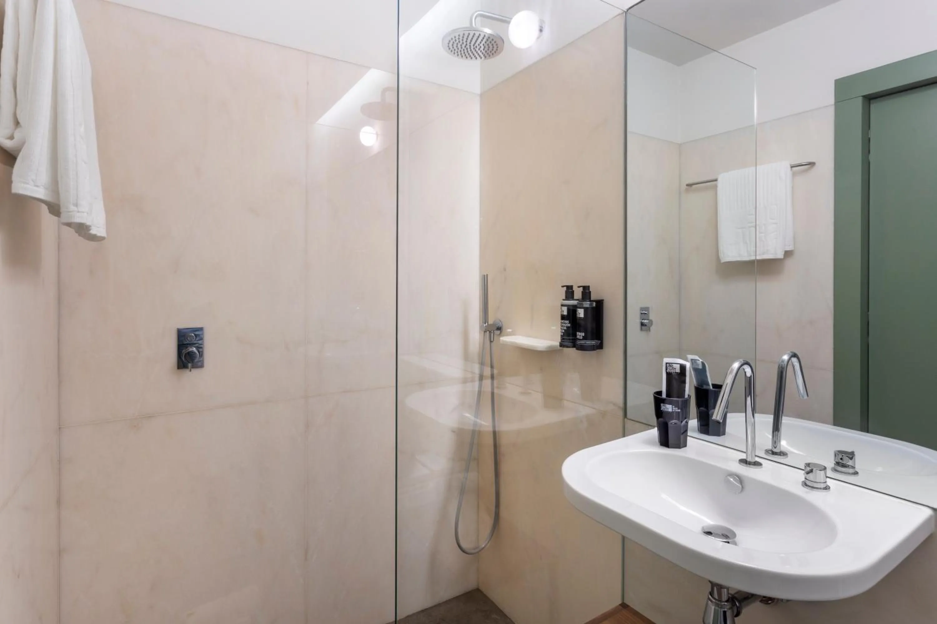 Shower in One Shot Aliados Goldsmith