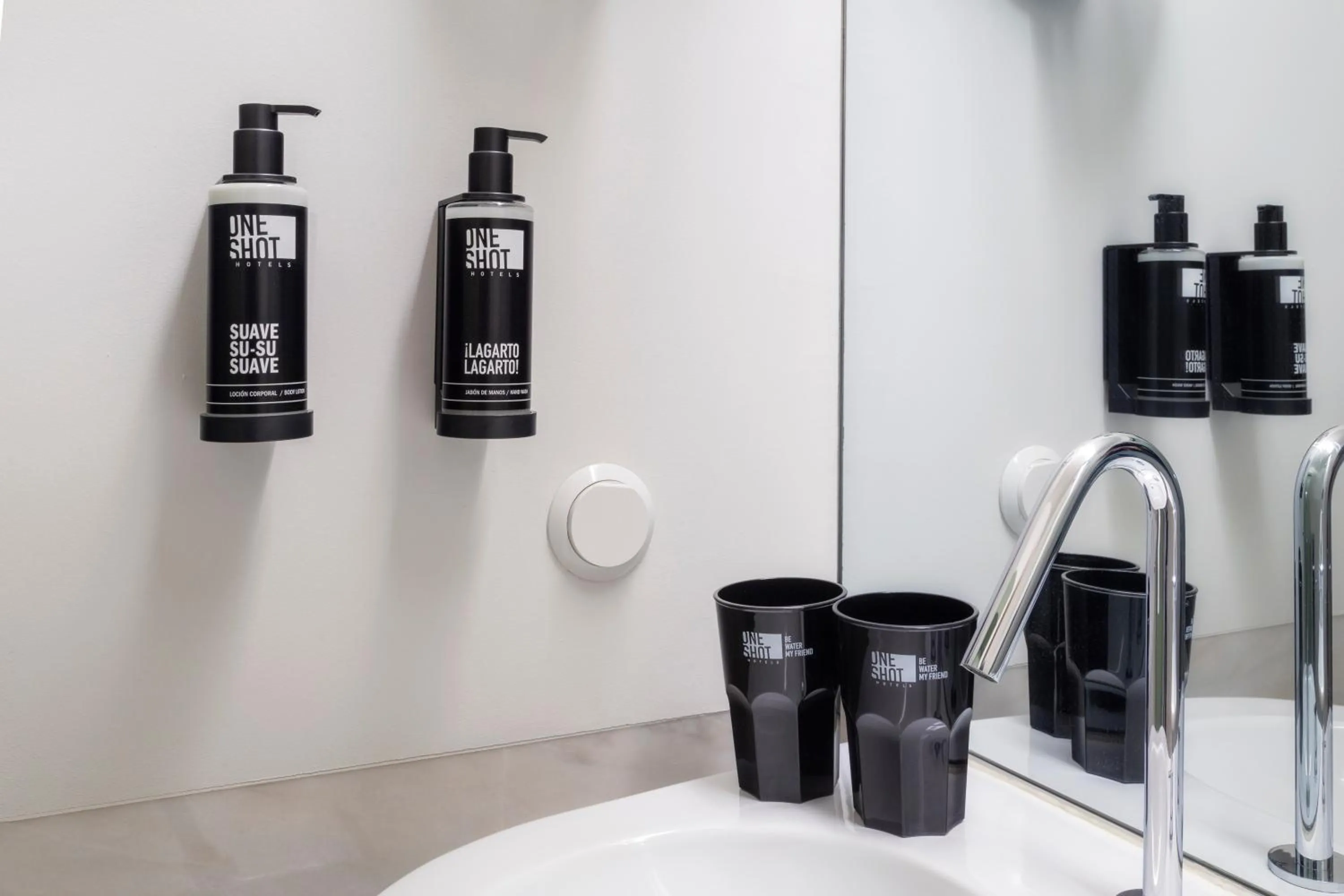 Bathroom in One Shot Aliados Goldsmith