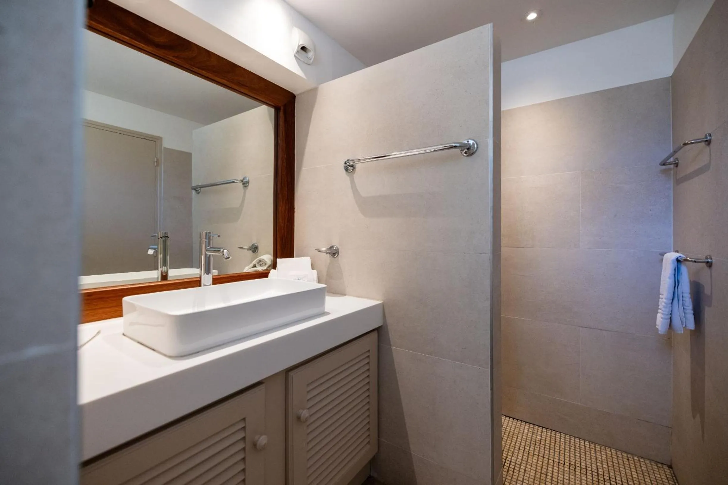 Shower in Hôtel Les Créoles