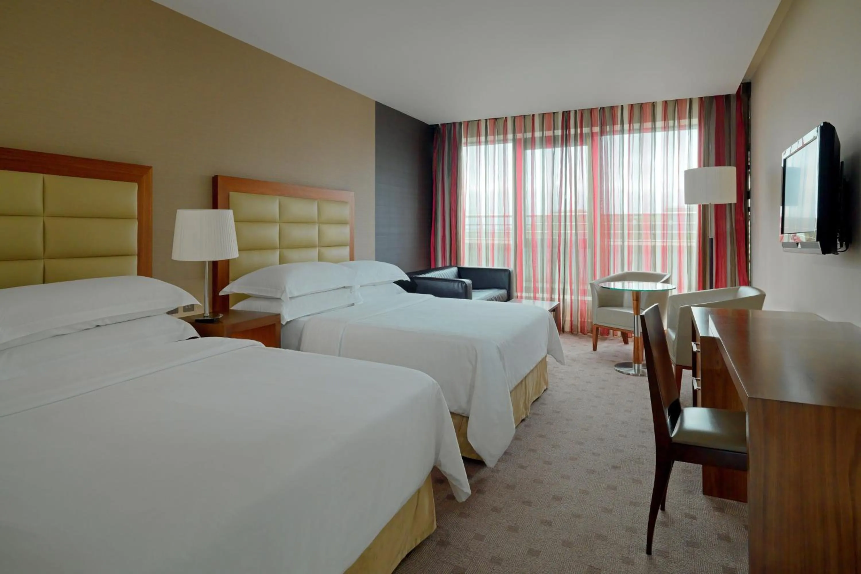 Photo of the whole room, Bed in Sheraton Athlone Hotel