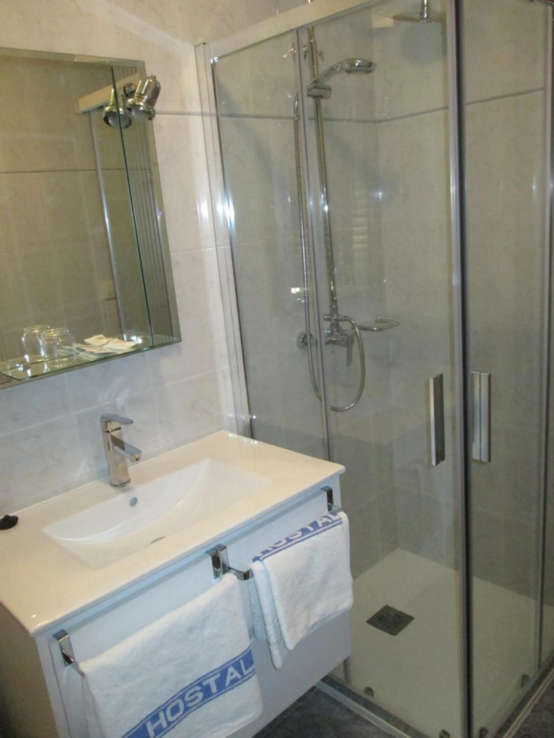 Shower in Hotel Chola