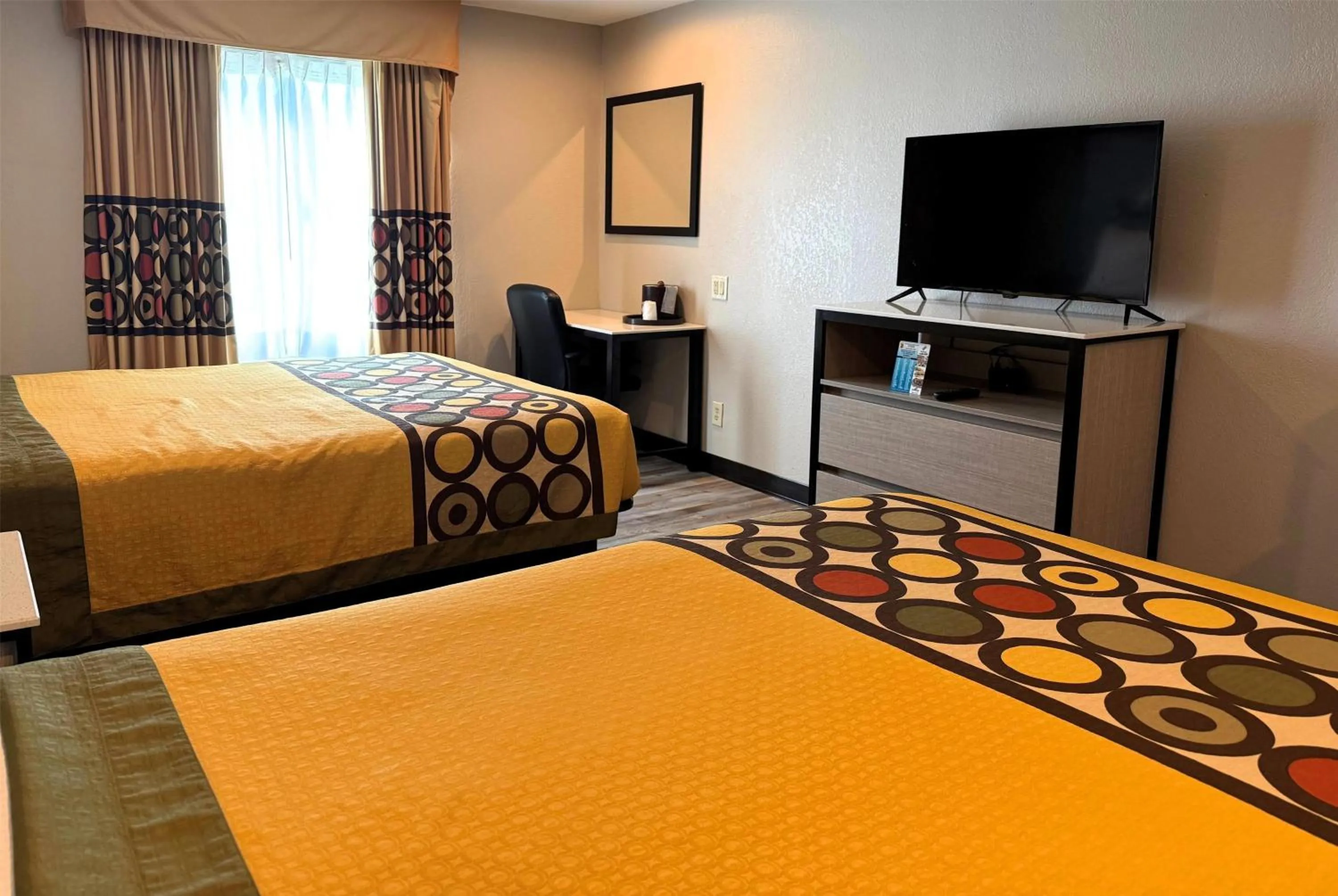 Photo of the whole room, Bed in Super 8 by Wyndham Frankfort IN