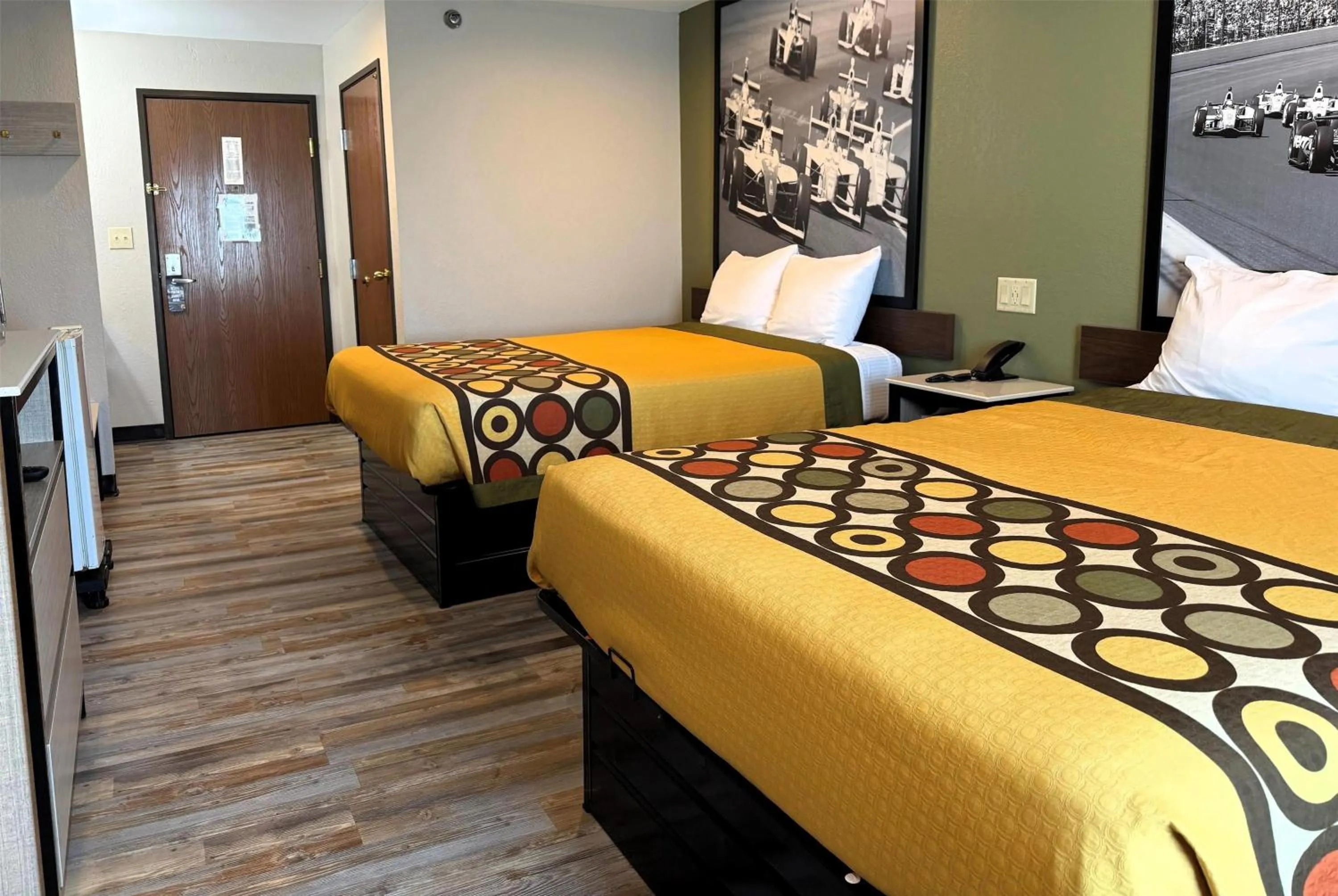 Photo of the whole room, Bed in Super 8 by Wyndham Frankfort IN