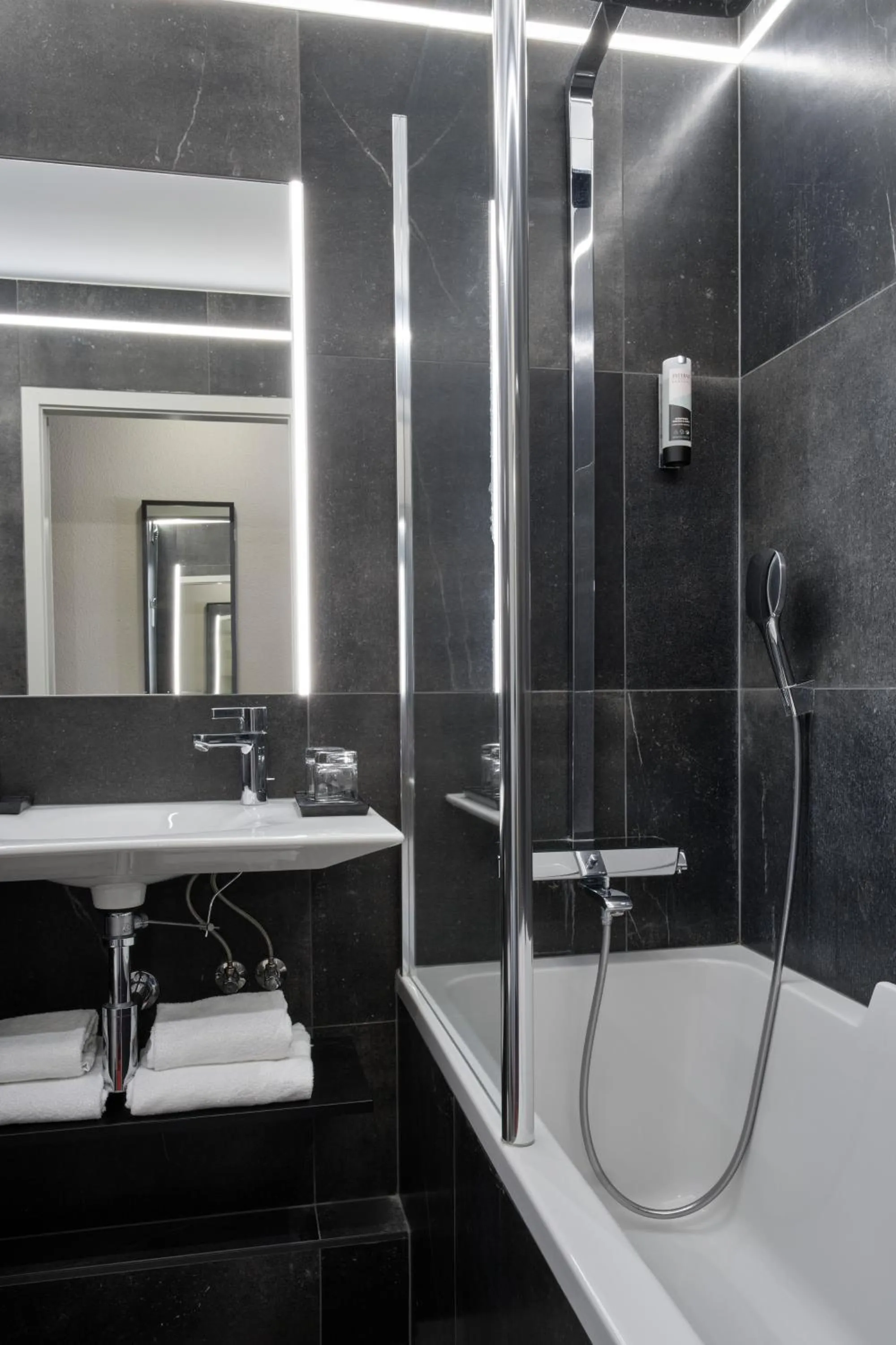 Shower in Hotel Restaurant Crystal