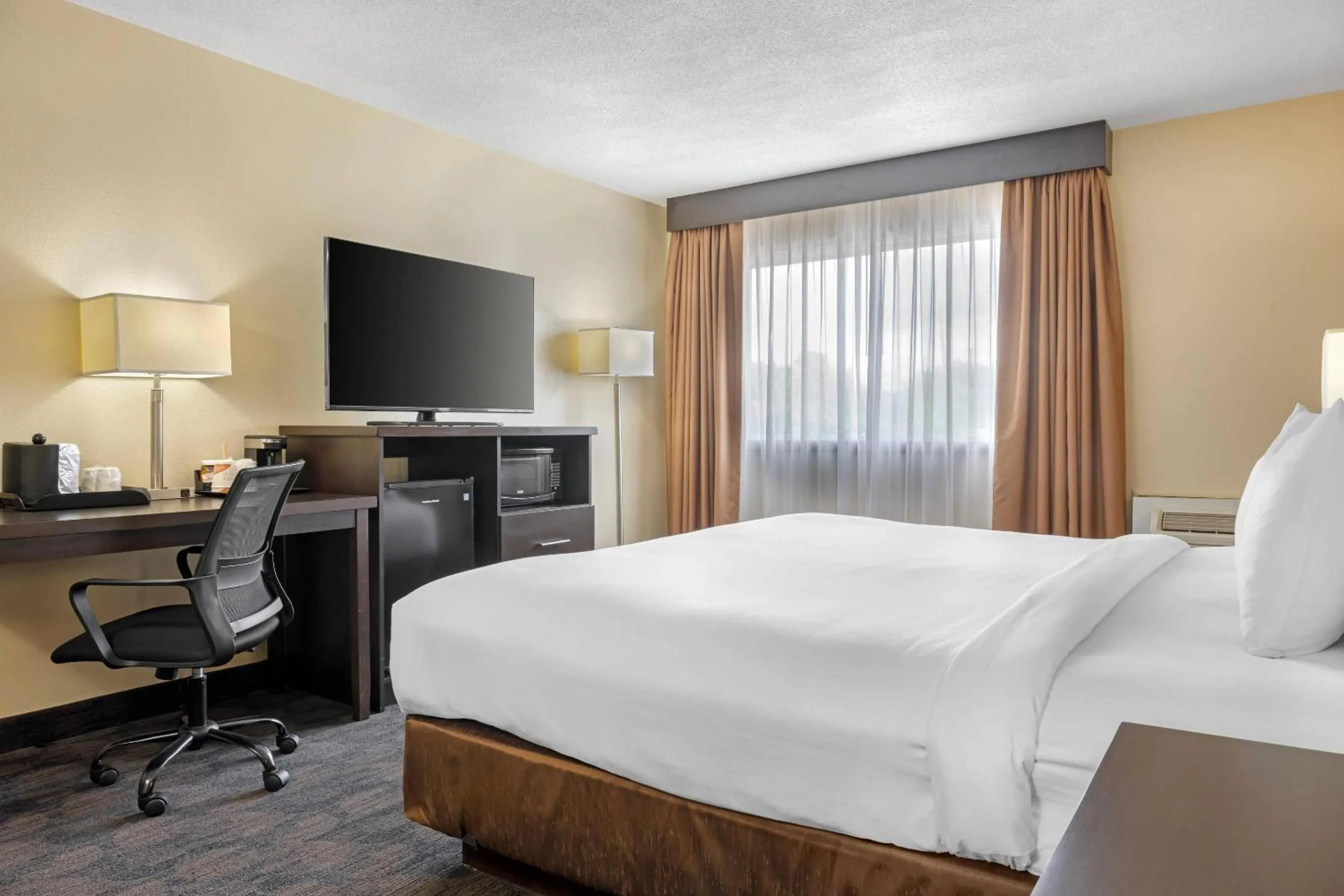 Bedroom, Bed in Quality Inn & Suites