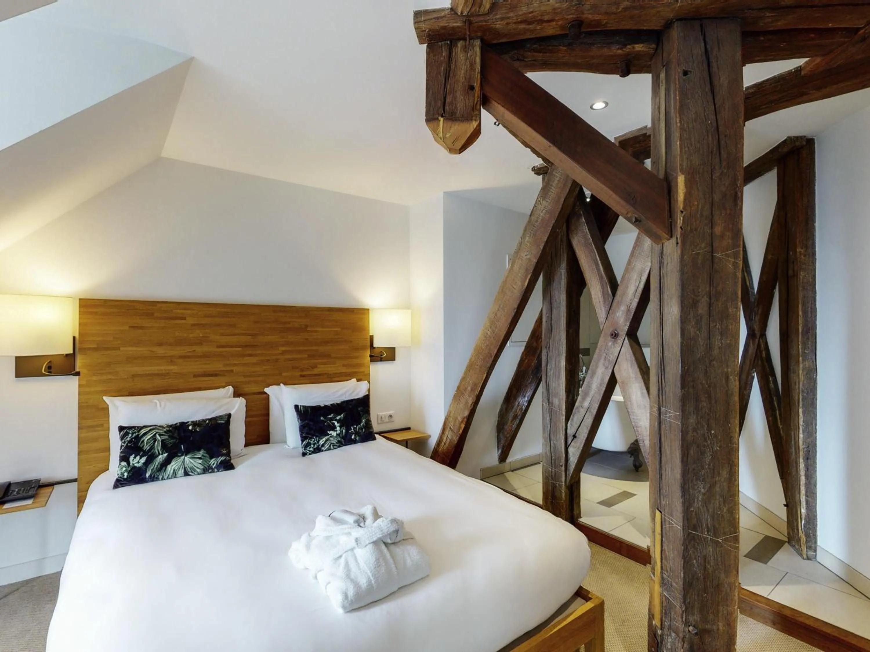 Bedroom, Bed in Mercure Poitiers Centre