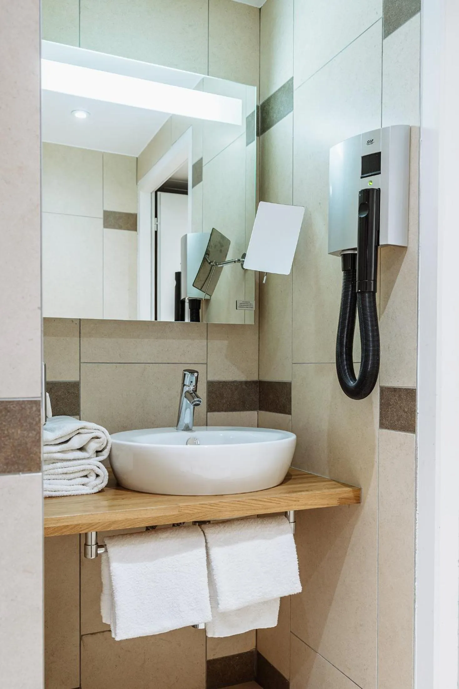 Bathroom in Mercure Poitiers Centre