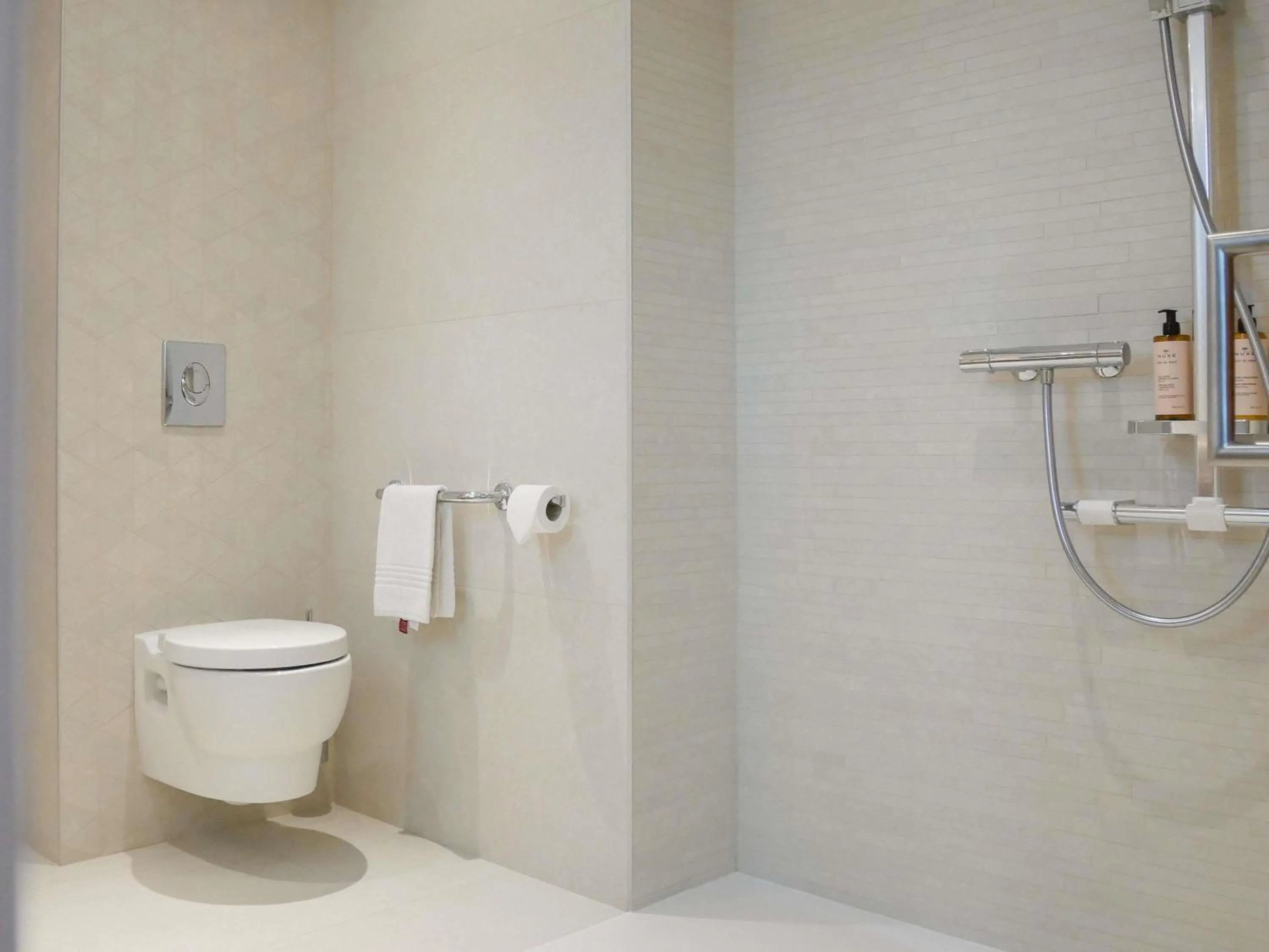 Bedroom in Mercure Poitiers Centre