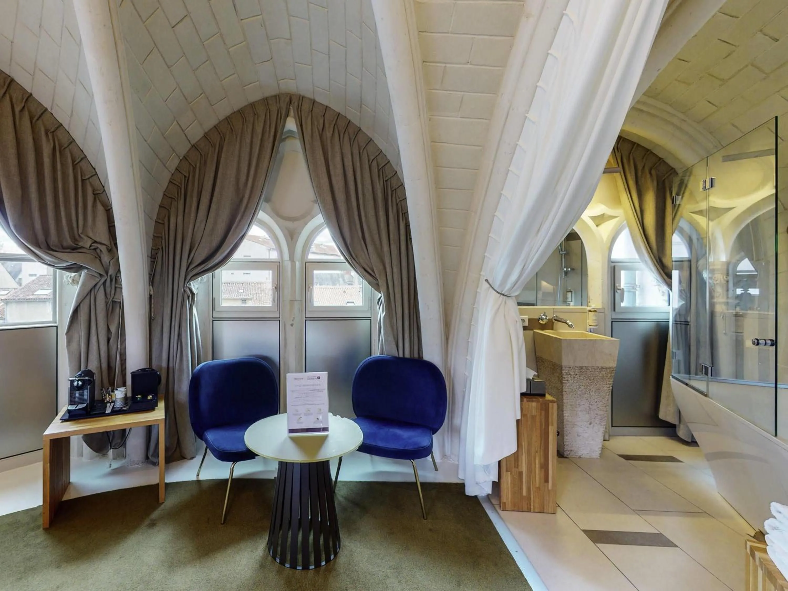 Bedroom in Mercure Poitiers Centre