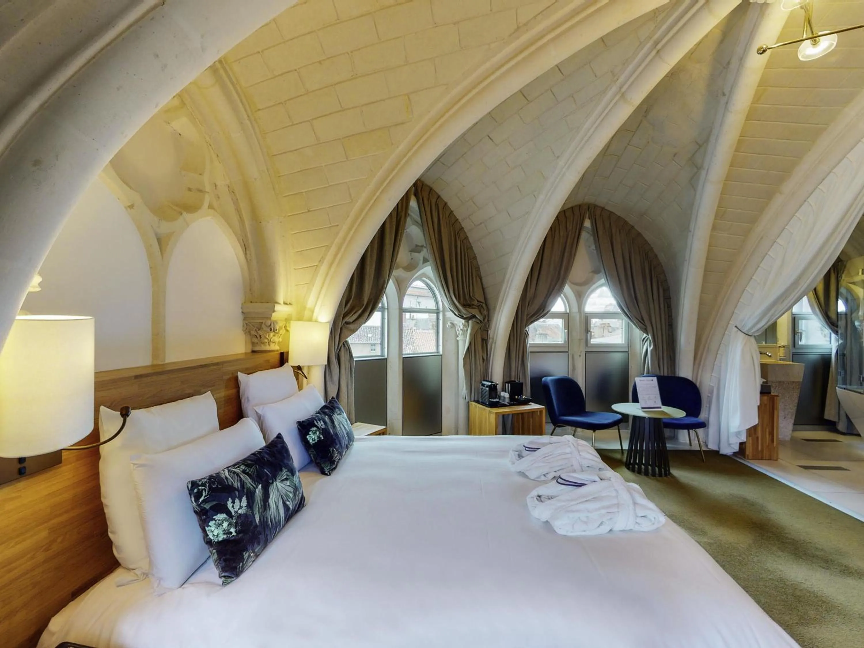 Bedroom, Bed in Mercure Poitiers Centre