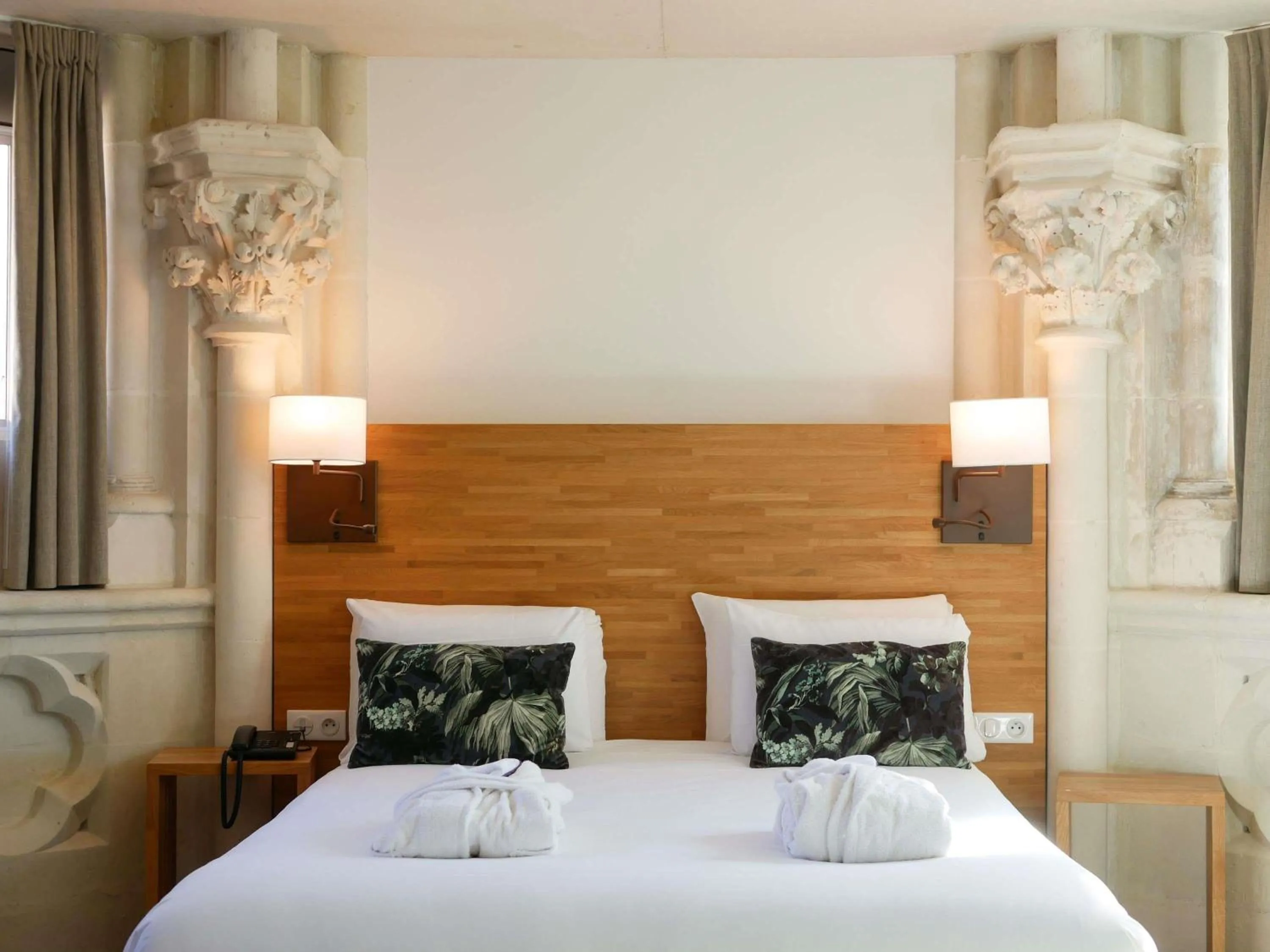 Bedroom, Bed in Mercure Poitiers Centre