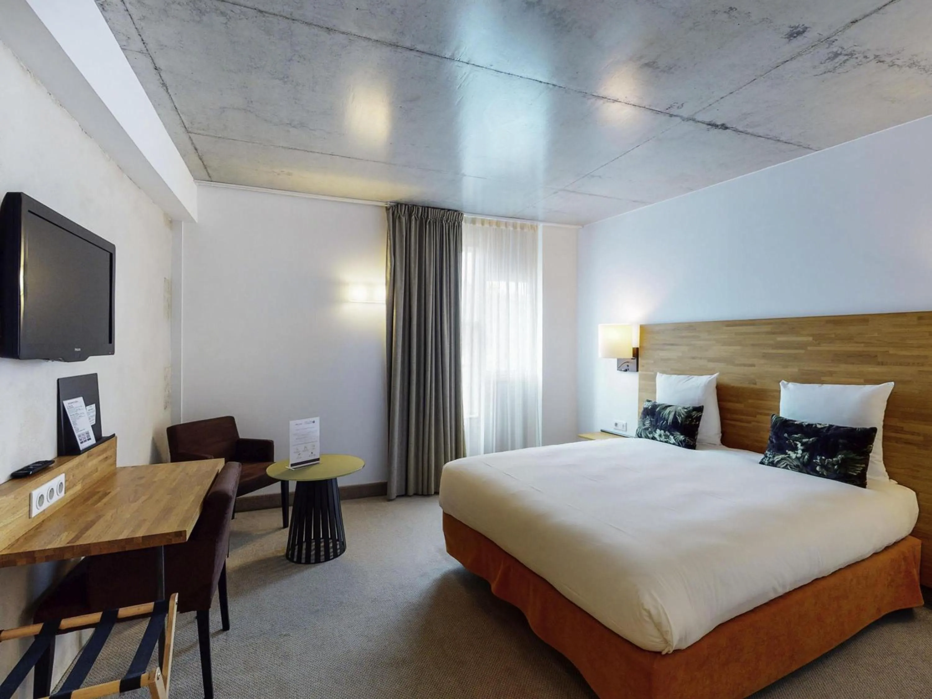 Bedroom, Bed in Mercure Poitiers Centre