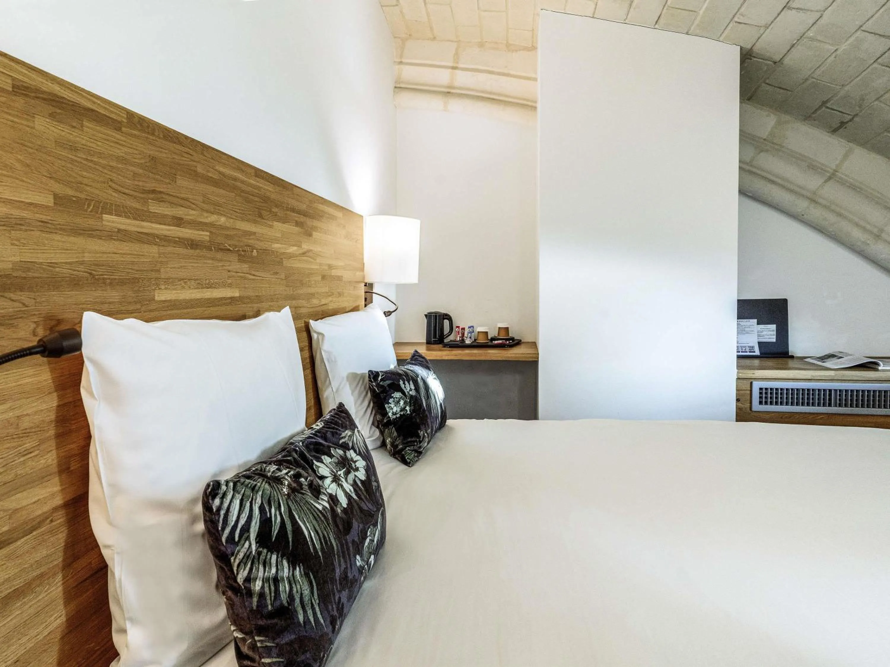 Bedroom, Bed in Mercure Poitiers Centre