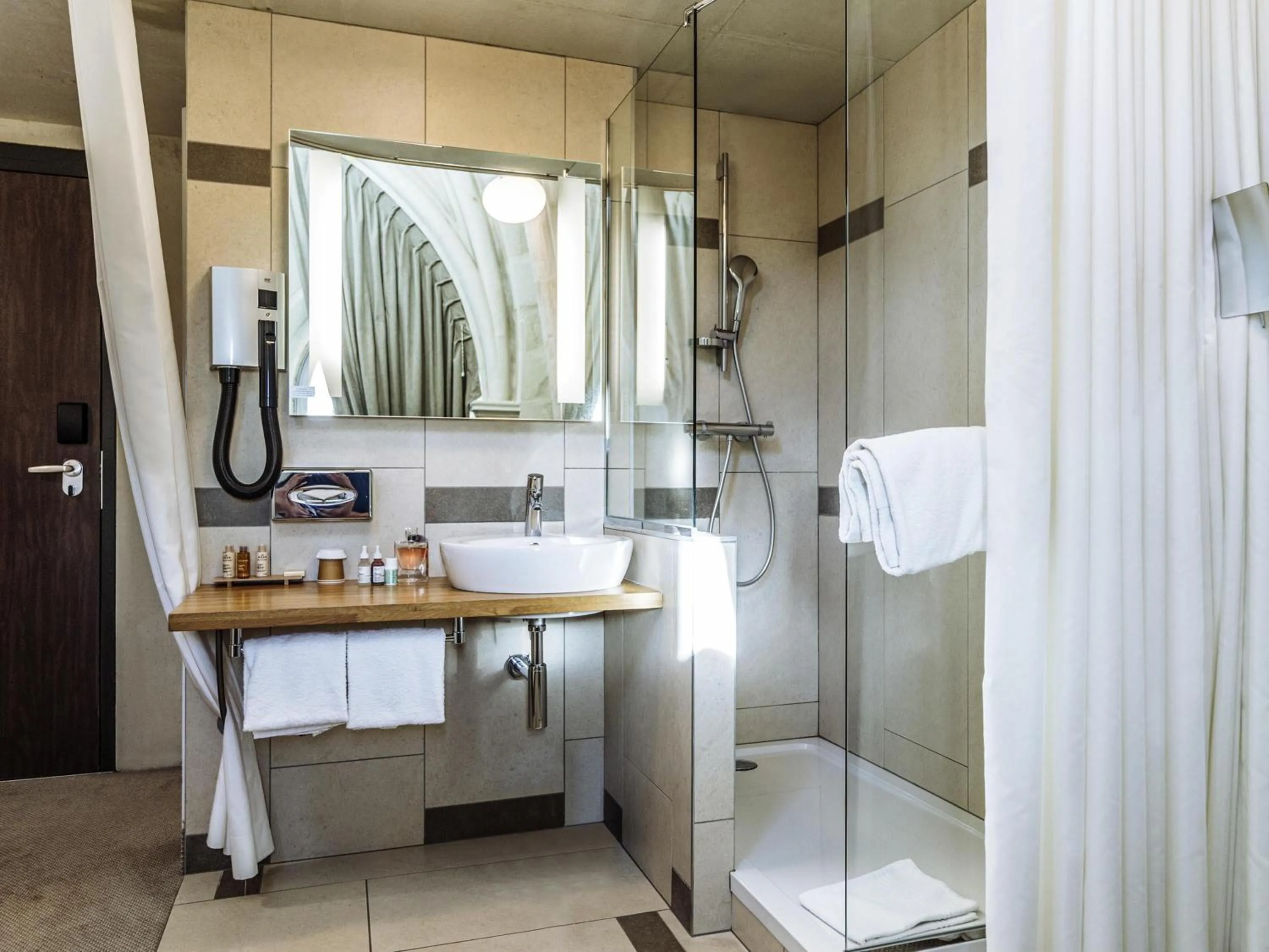 Bedroom in Mercure Poitiers Centre