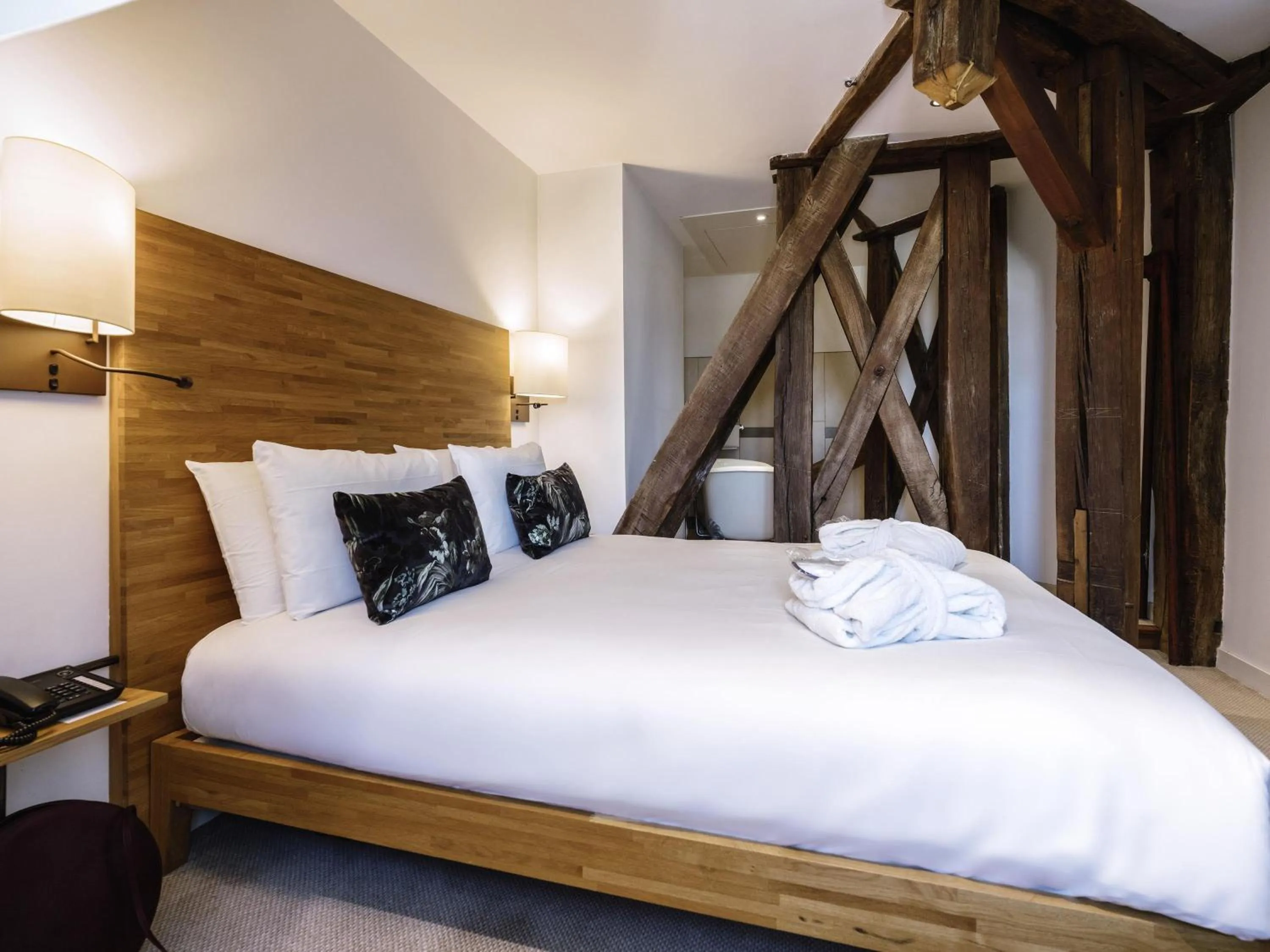 Bedroom, Bed in Mercure Poitiers Centre