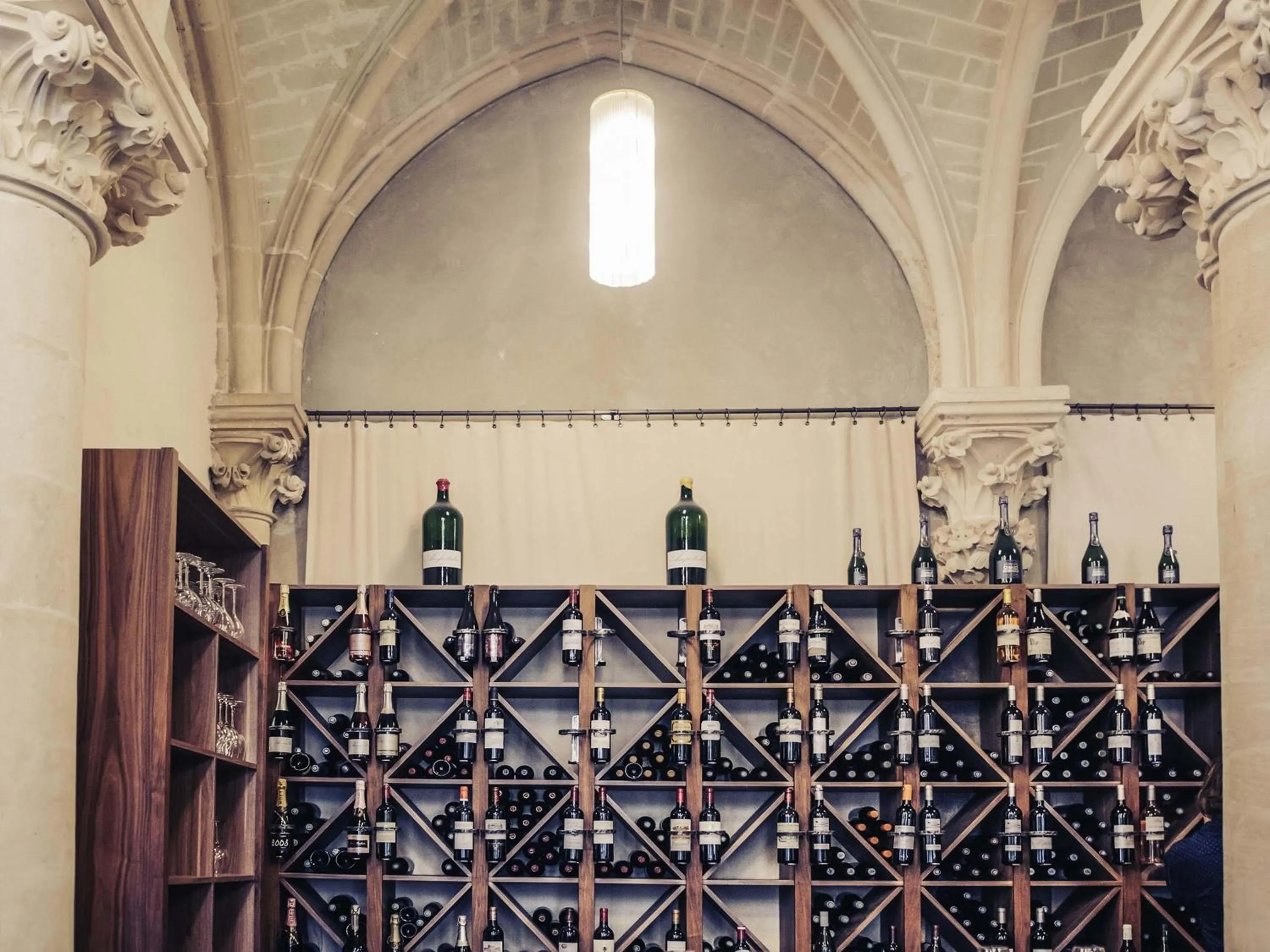 Lounge or bar in Mercure Poitiers Centre