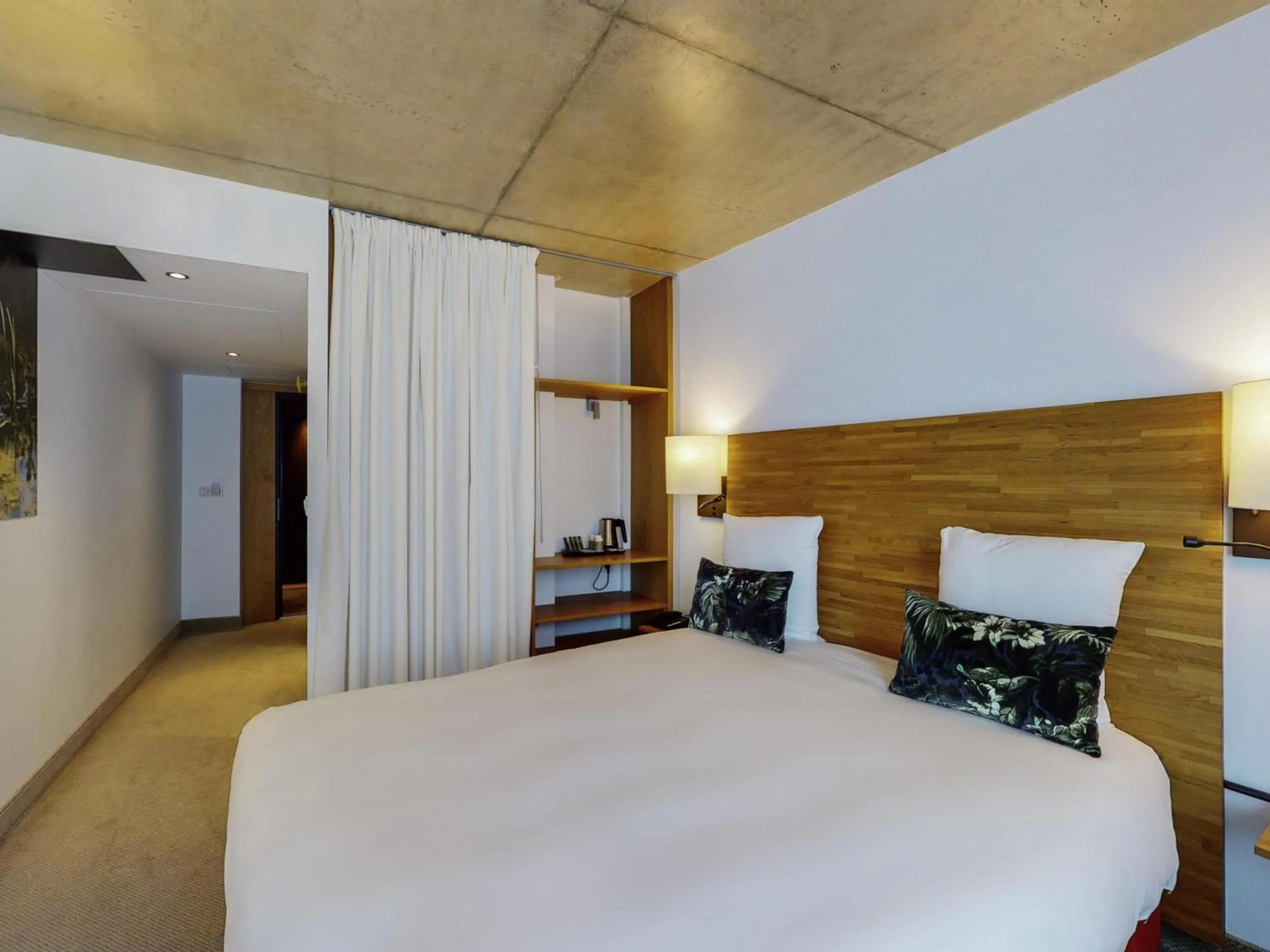 Bedroom, Bed in Mercure Poitiers Centre