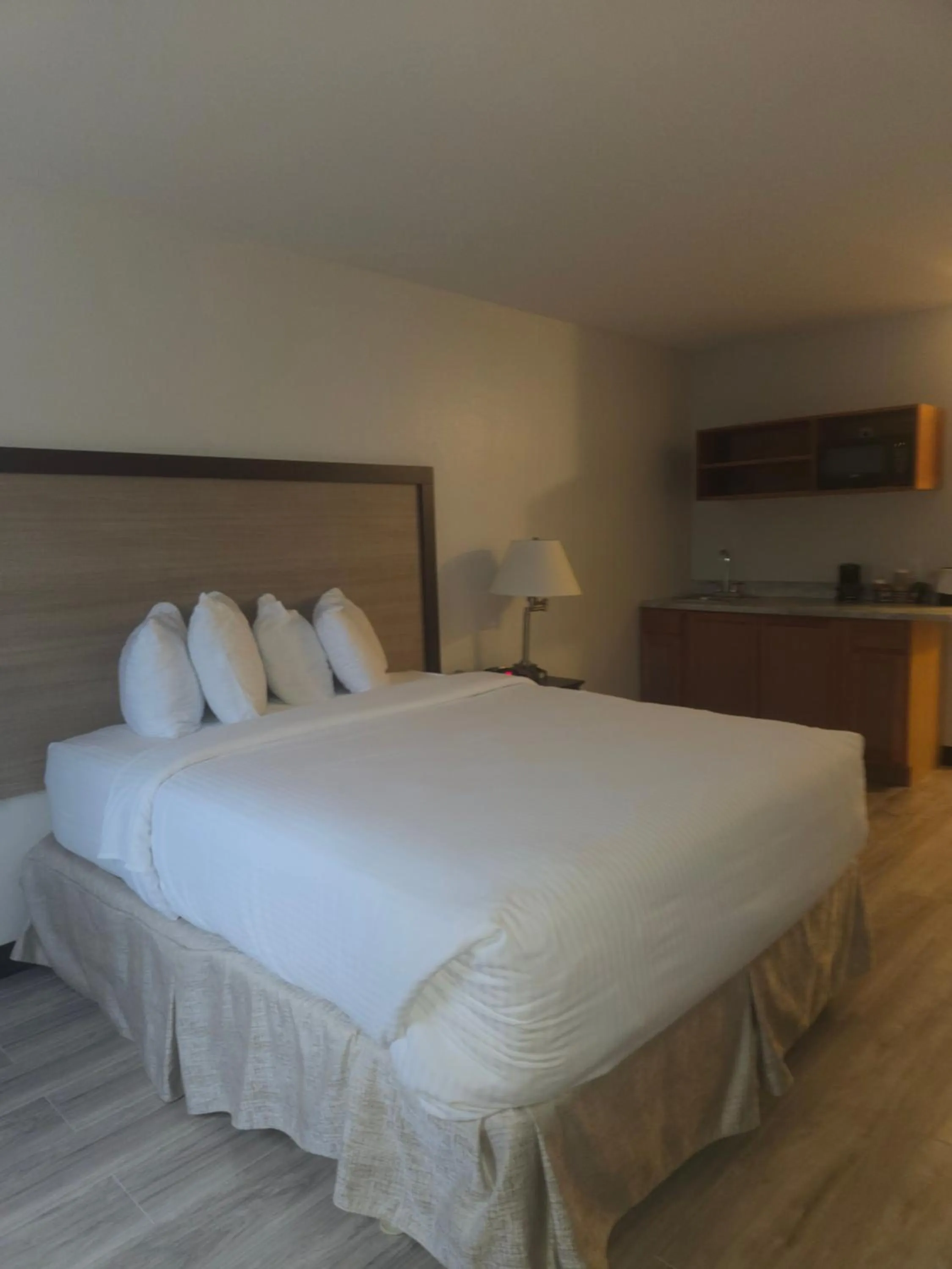 Bedroom, Bed in Heritage Inn