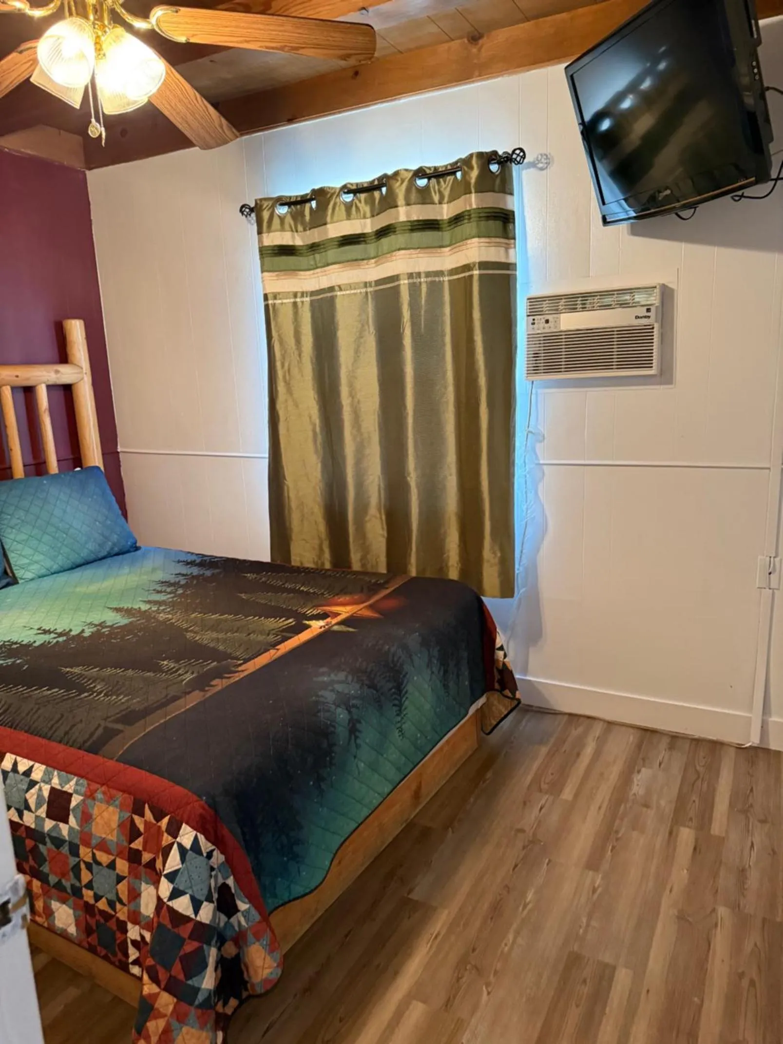 Bed in Fireside Lodge