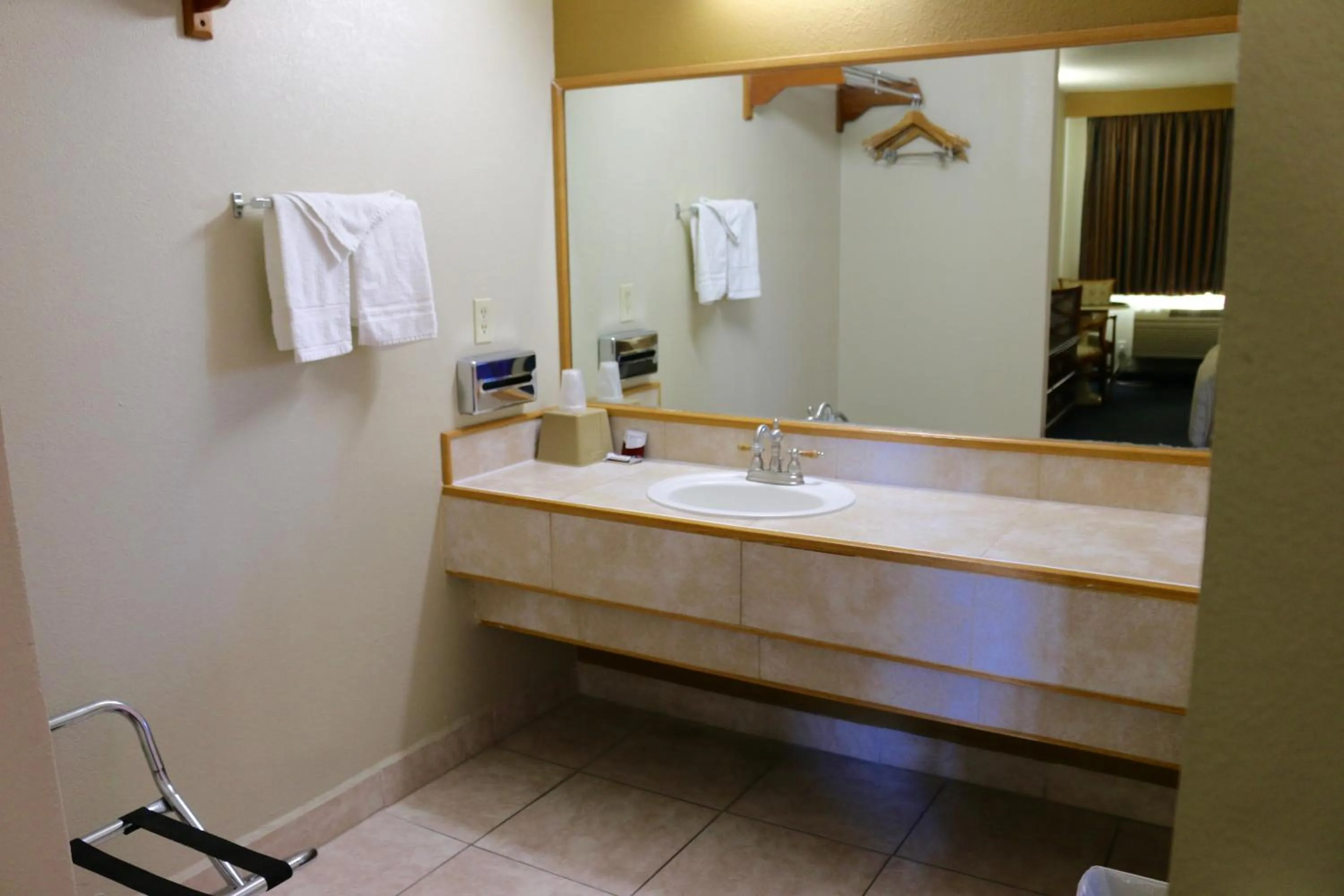 Bathroom in Budget Inn On Historic Route 66, Barstow
