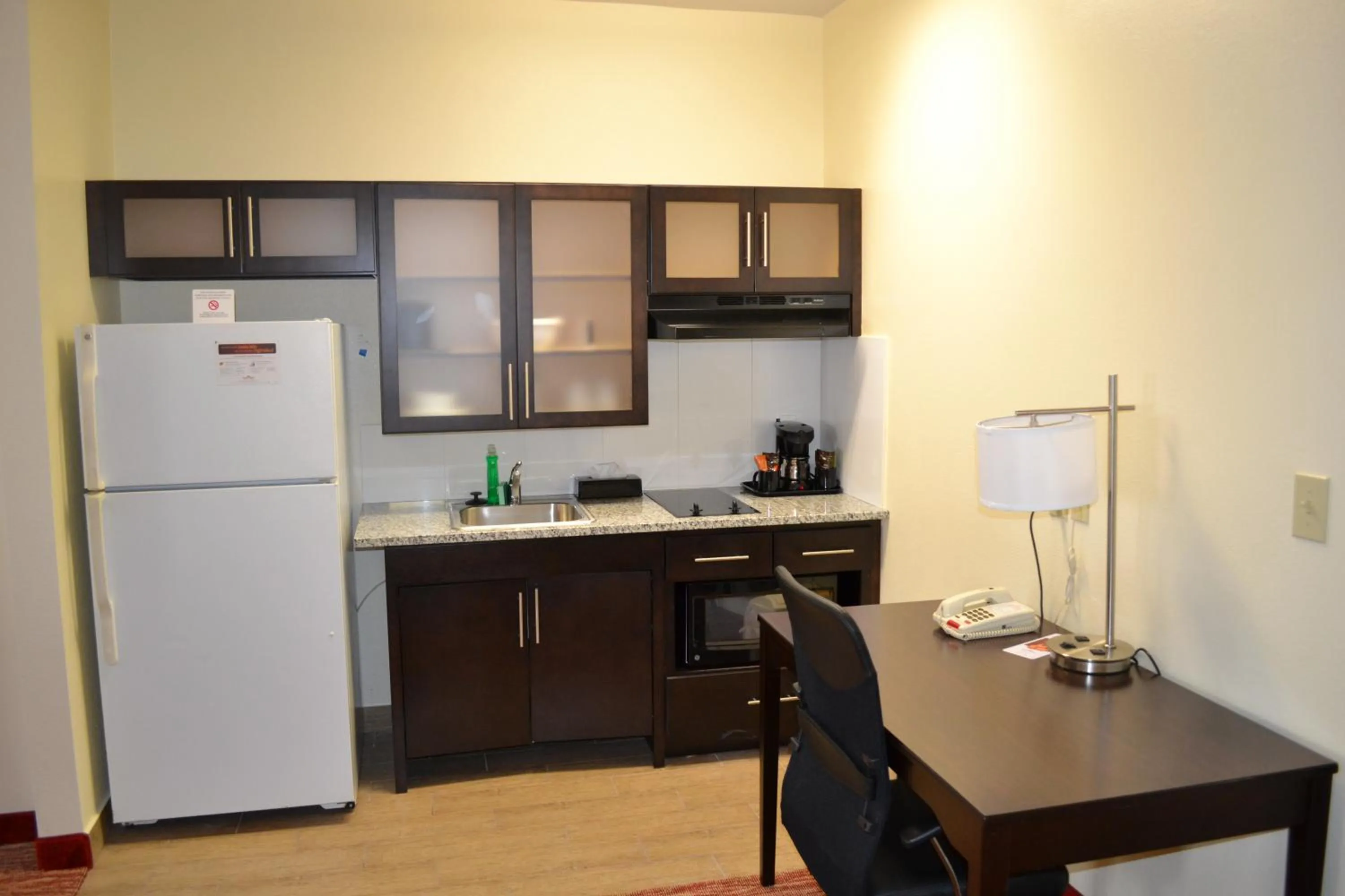 Kitchen or kitchenette in Hawthorn Suites Irving DFW South