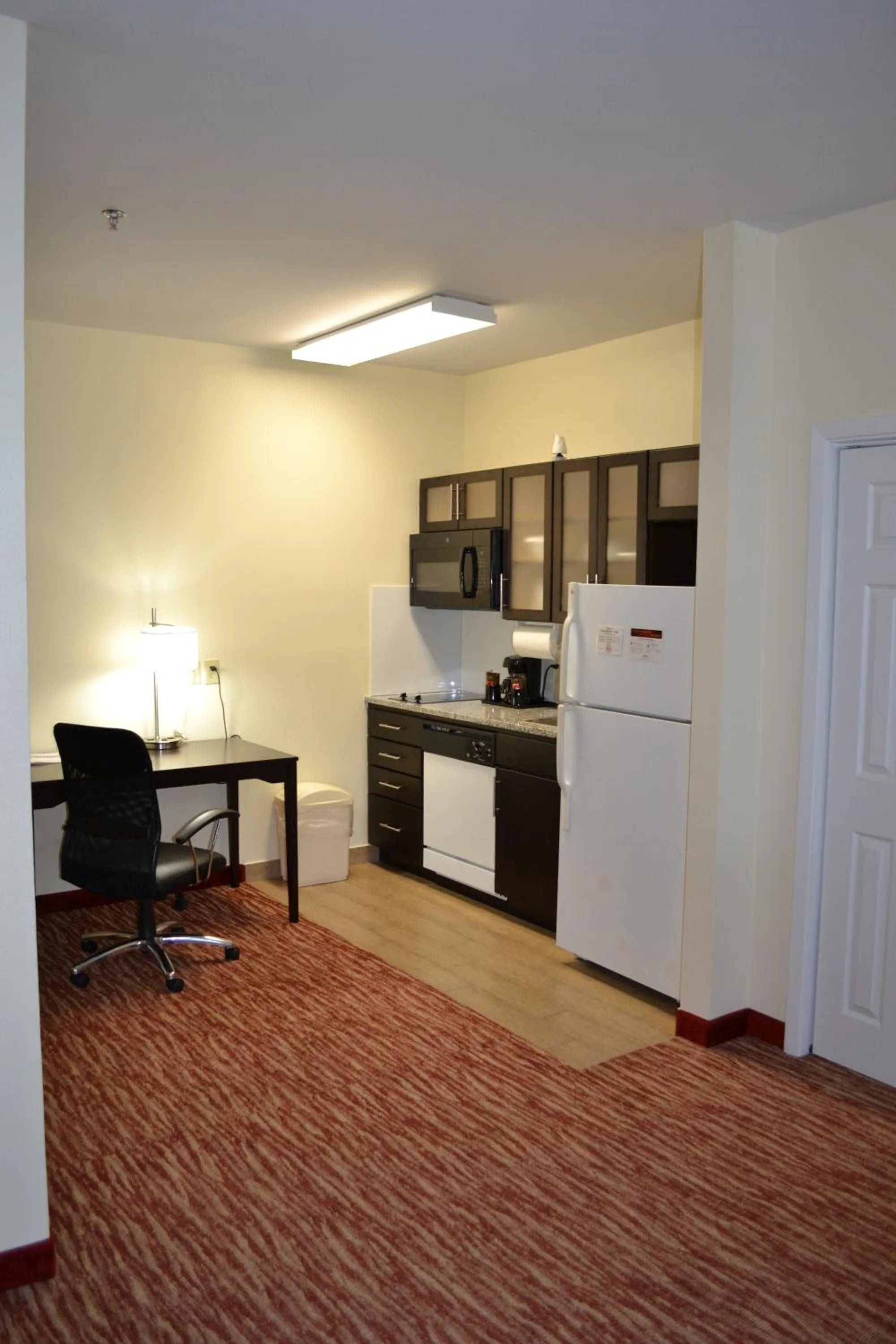 Kitchen or kitchenette in Hawthorn Suites Irving DFW South