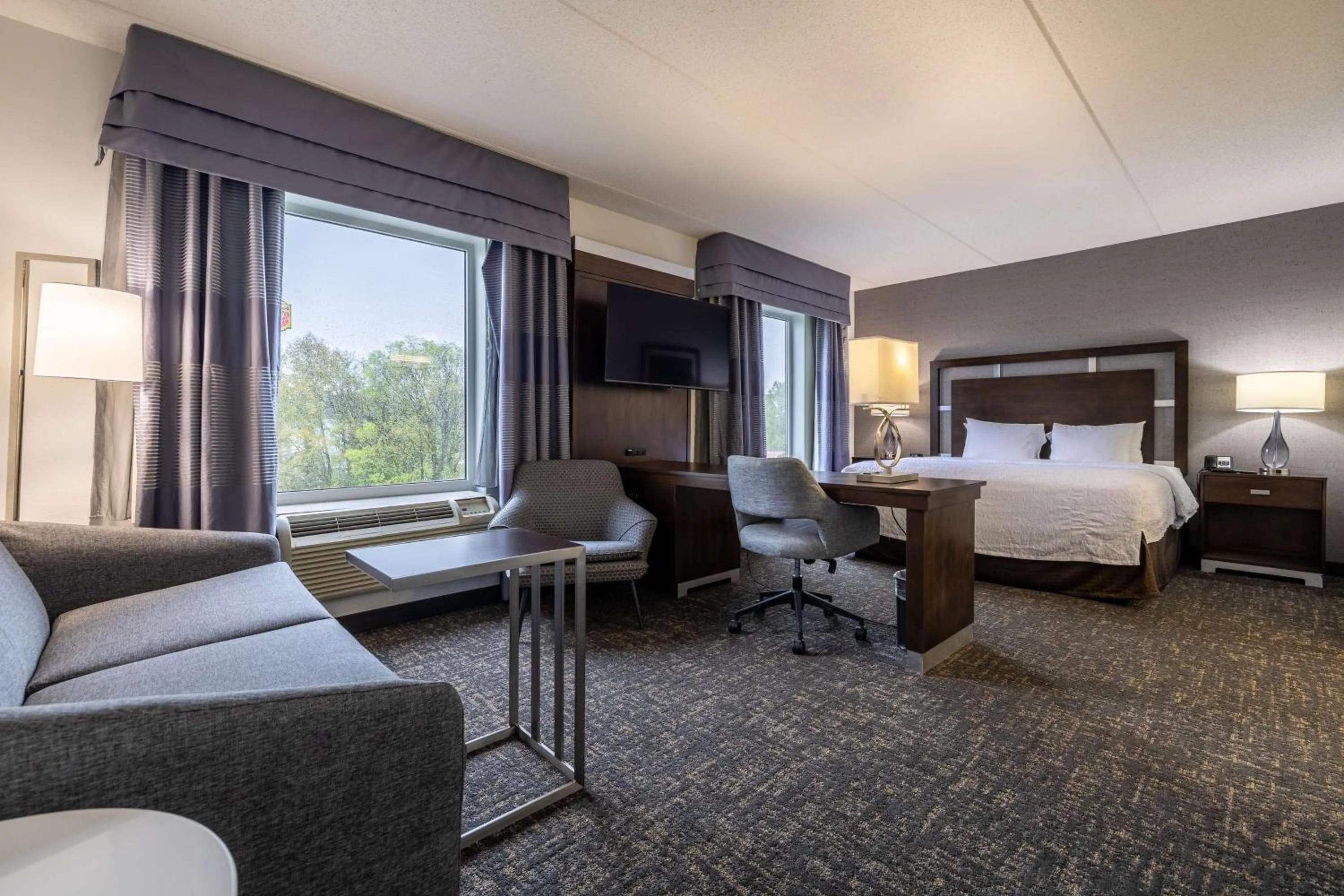 Bed in Hampton Inn & Suites Greensboro/Coliseum Area