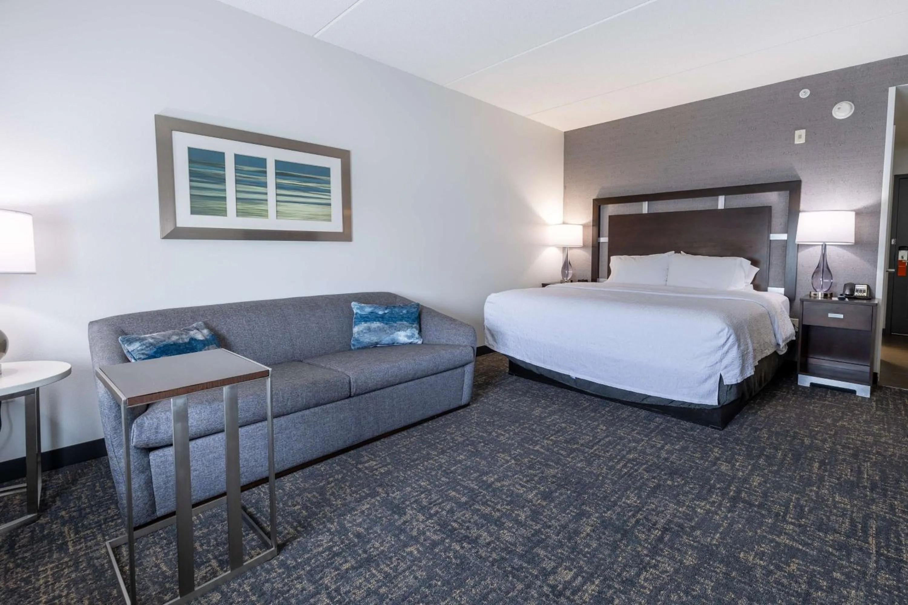 Living room, Bed in Hampton Inn & Suites Greensboro/Coliseum Area